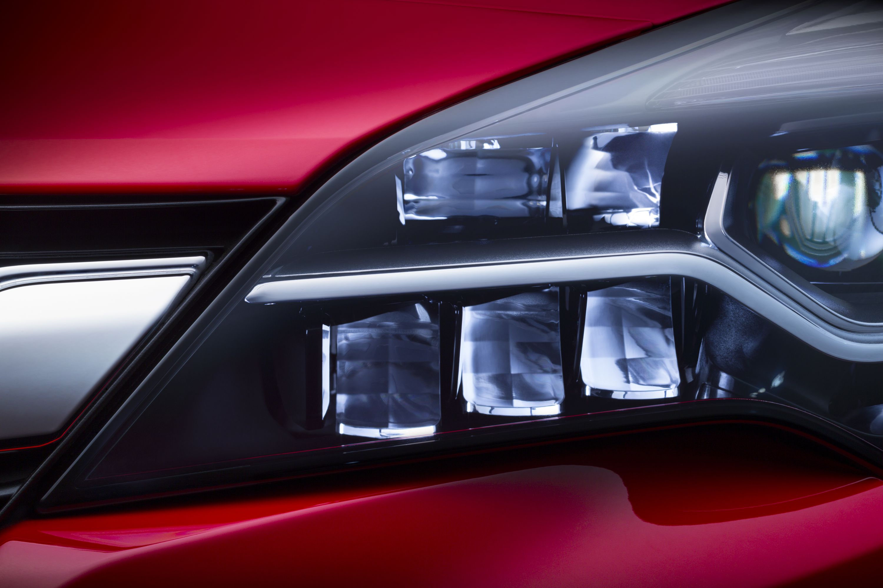 System współpracuje z przednią kamerą Opel Eye, której zadaniem jest między innymi wykrywanie obecności innych pojazdów w ruchu. Na podstawie obrazu rejestrowanego przez kamerę poszczególne segmenty diodowe, które mogłyby oślepić kierowców nadjeżdżających z przeciwka, są wyłączane i włączane w odpowiednich momentach.