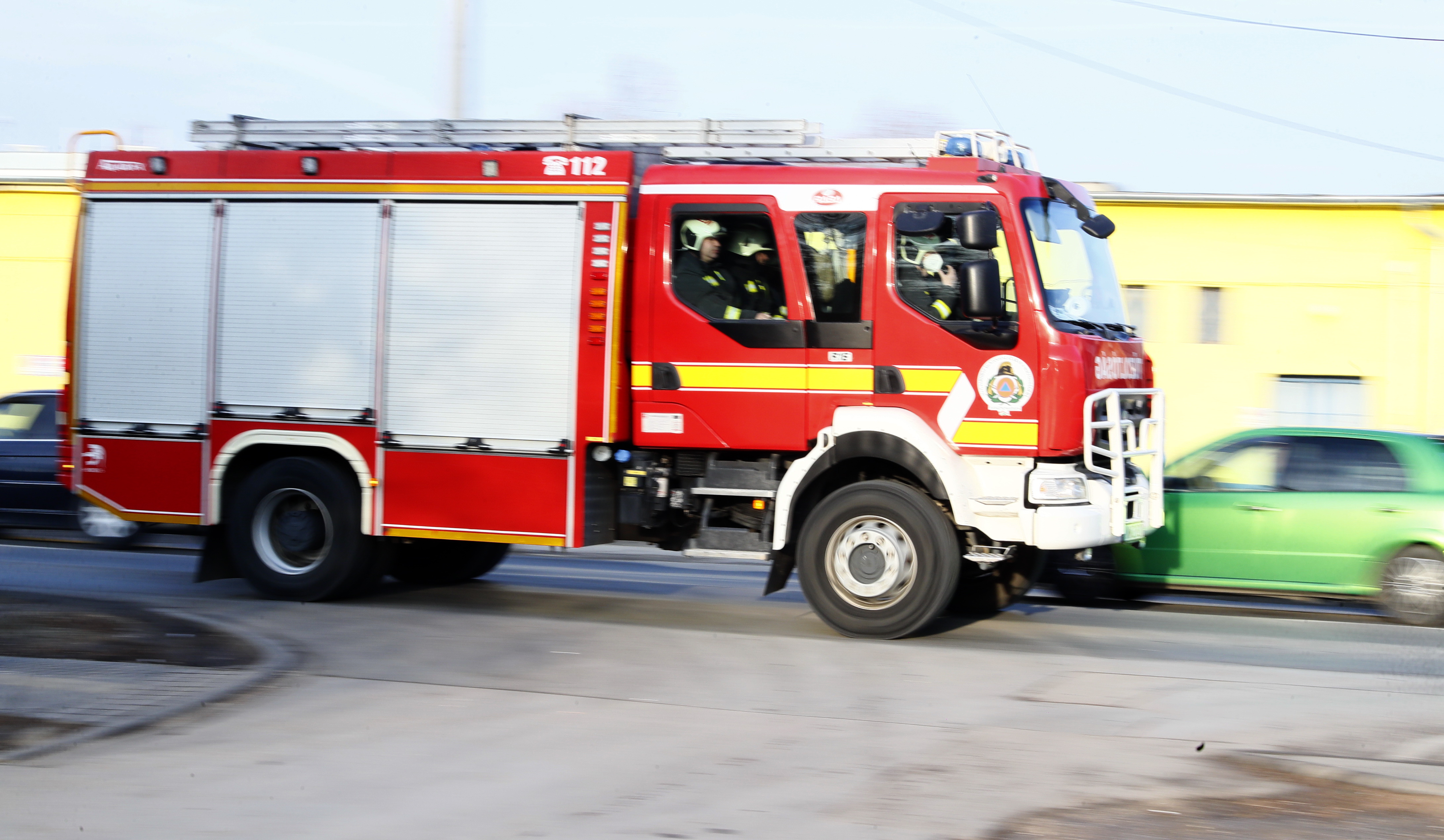 Tűzoltók mentették meg egy férfi életét Szentesen: itt vannak a súlyos baleset részletei