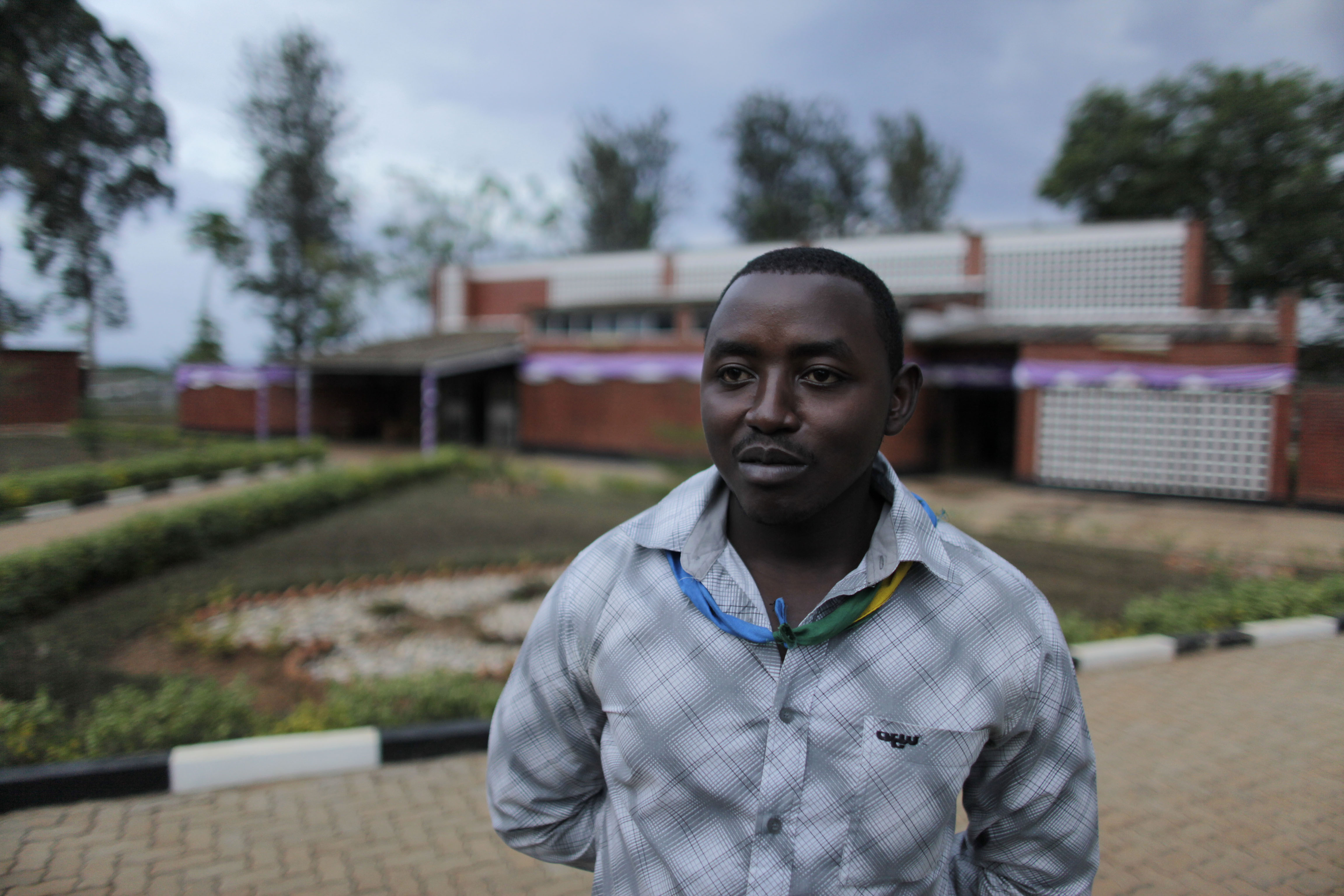 Charles Mugabe przed kościołem w Nyamata, gdzie bojówki Hutu zabiły około 10 tysięcy Tutsi. Charles miał wtedy 8 lat, ukrył się wśród ciał ofiar, przeżył jako jeden z nielicznych
