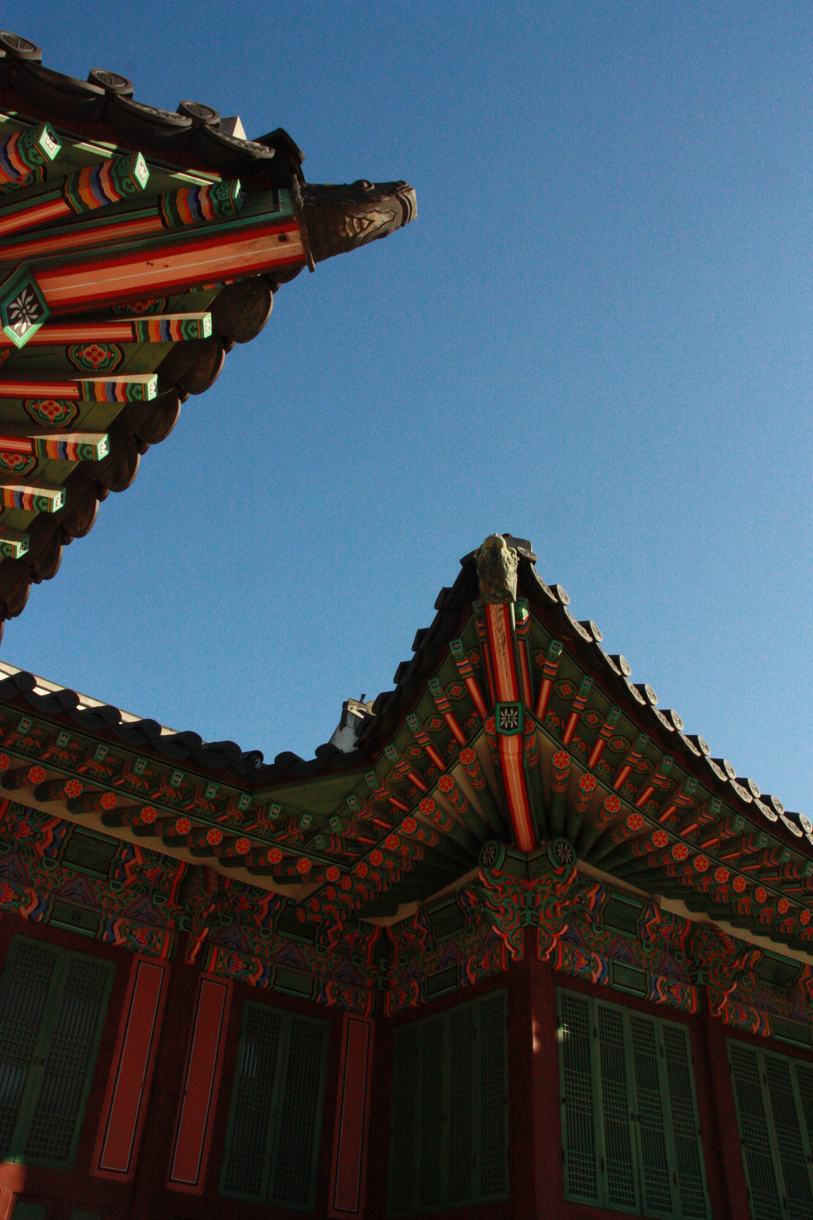 W pałacu Changdeokgung (zwanym również Changdeok) mieszkał ostatni władca koreański, Sujong, aż do śmierci w 1926 roku. W 1997 roku pałac został wpisany na listę dziedzictwa światowego UNESCO