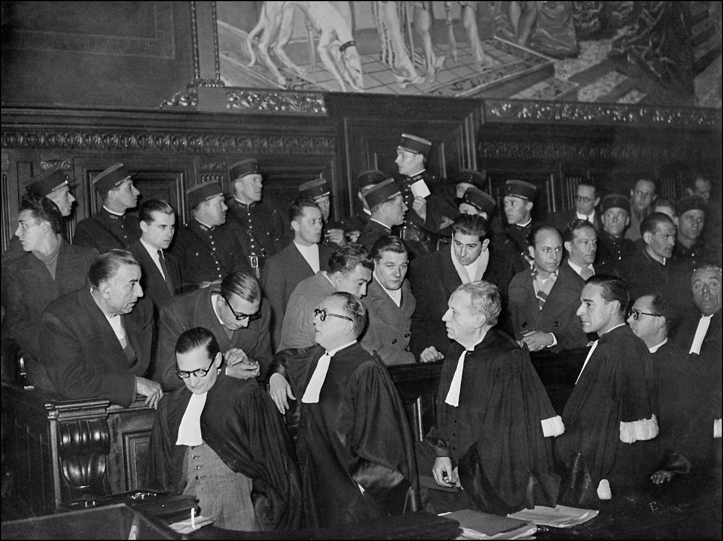 Proces kolaborantów Henriego Lafonta (pierwszy z lewej na ławie oskarżonych) i Pierre’a Bonny’ego (drugi z lewej). 12 grudnia 1944 r. zostali uznani za winnych dostarczania informacji wywiadowczych wrogowi i skazani na śmierć