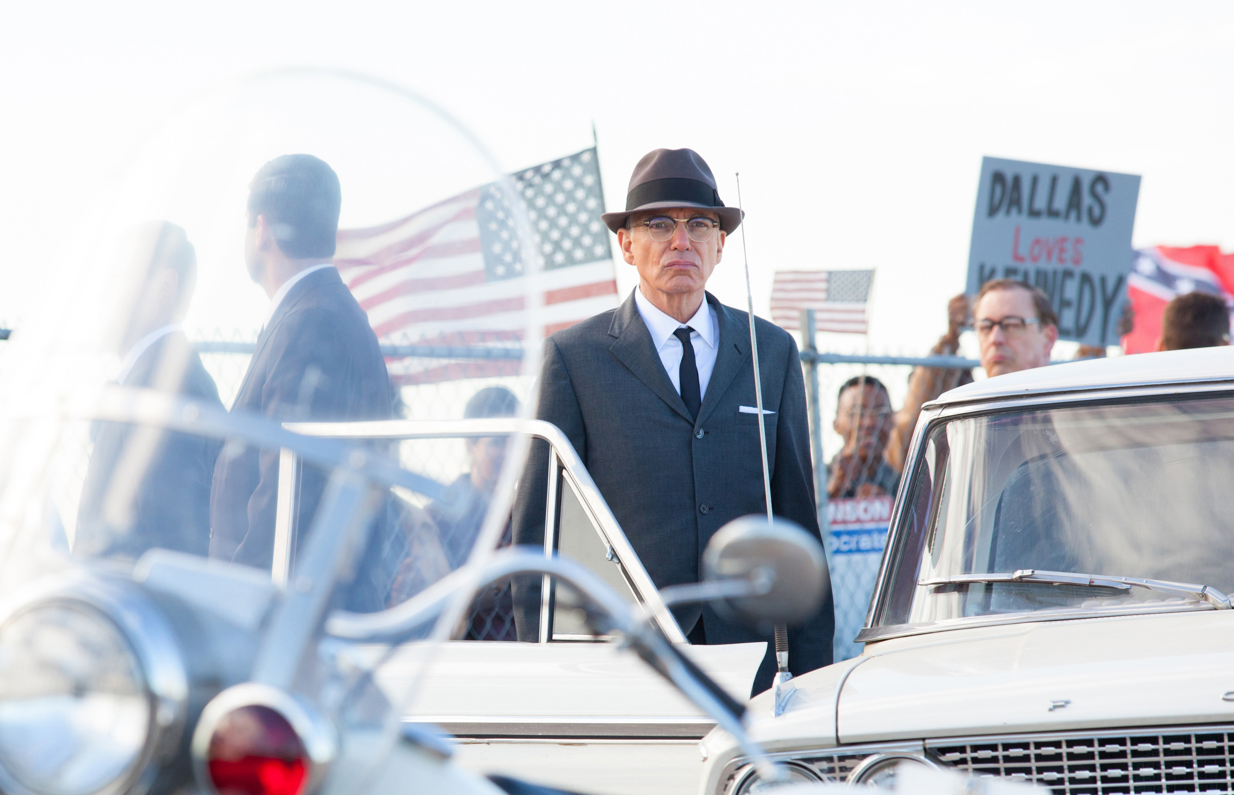Bardzo źle zrealizowany film, który przygląda się zabójstwu JFK w zaskakująco sztampowy sposób