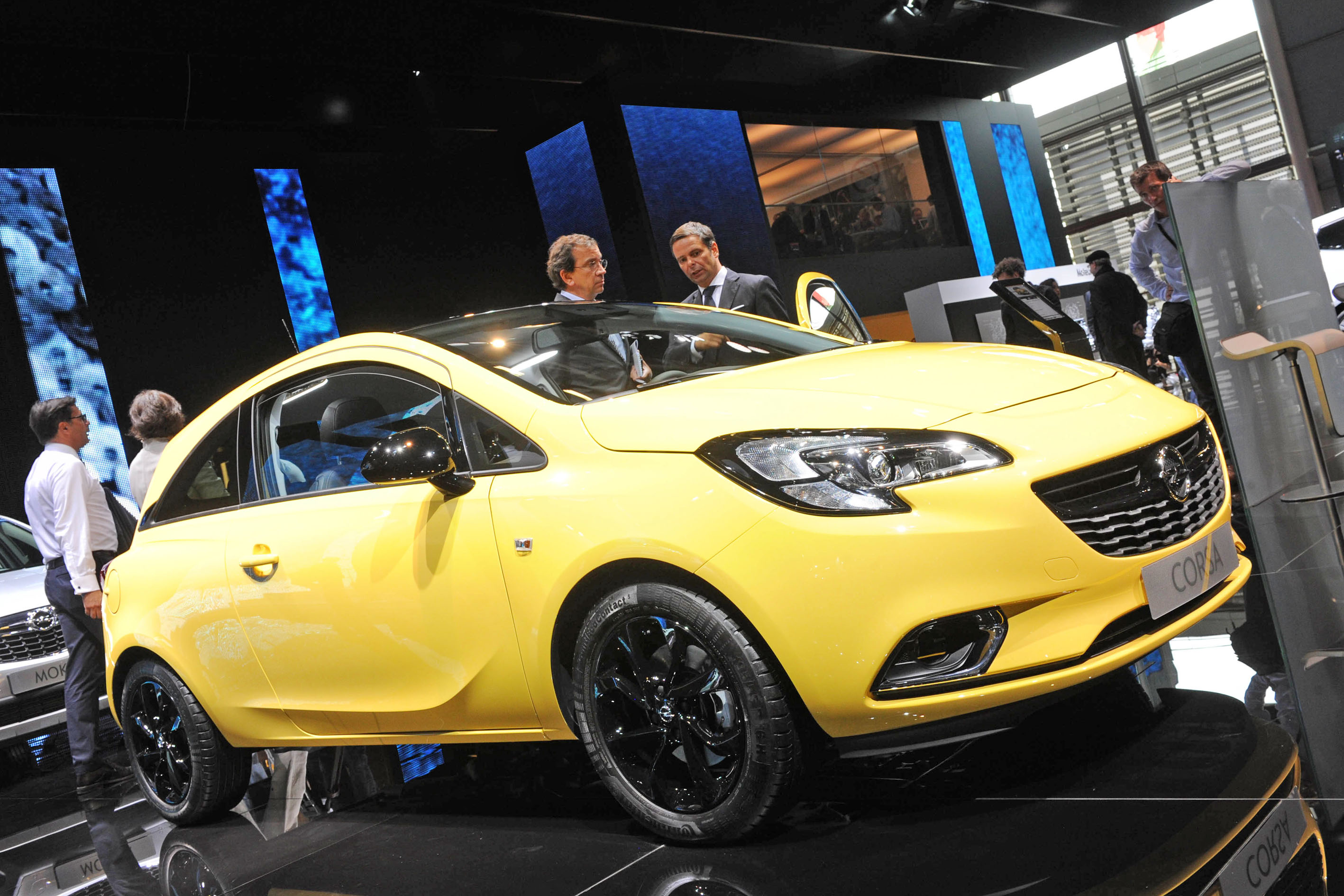 Po ośmiu latach produkcji corsy D (debiut w 2006 roku) Opel zdecydował się dać kierowcom nową generację tego modelu wersję E. Stylistycznie nowy opel corsa nawiązuje do modelu adam. Samochód debiutuje od razu jako trzy- i pięciodrzwiowa odmiana. Nowość patrzy na świat reflektorami w kształcie skrzydła, puszcza też oczko światłami LED przewidzianymi do jazdy dziennej.