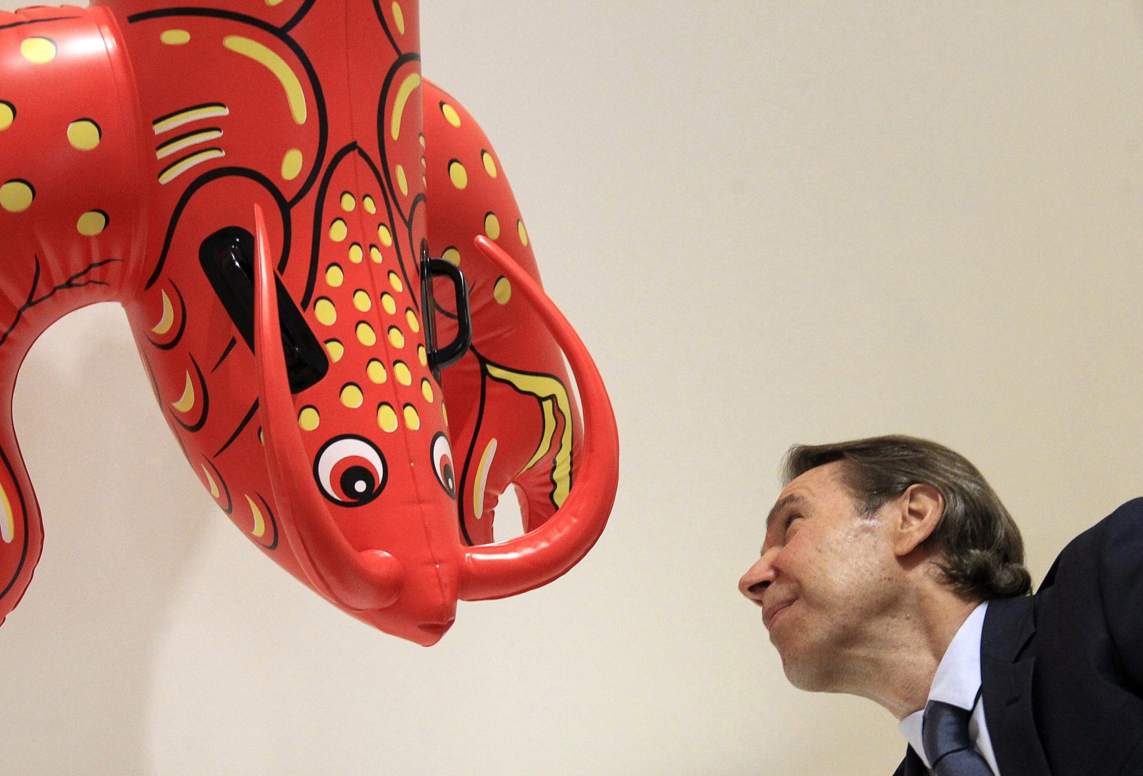 Artysta - którego prace zaliczane są do popartu i sztuki konceptualnej - twierdzi, że chce udostępnić sztukę przeciętnemu odbiorcy. Jego ostatnią wystawę w Nowym Jorku obejrzało ponad 650 tysięcy osób.