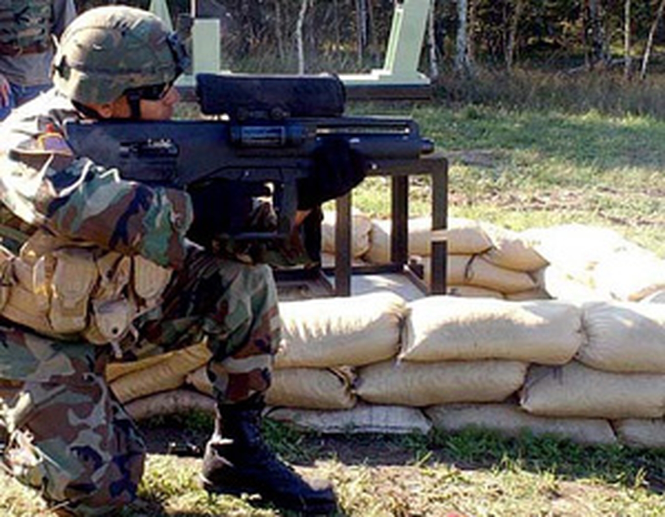 Kolejną zaletą XM25 jest niewielka masa (6,35 kg) i zasięg broni (500-700 m). Prędkość wylotowa pocisku wynosi 210 m/s