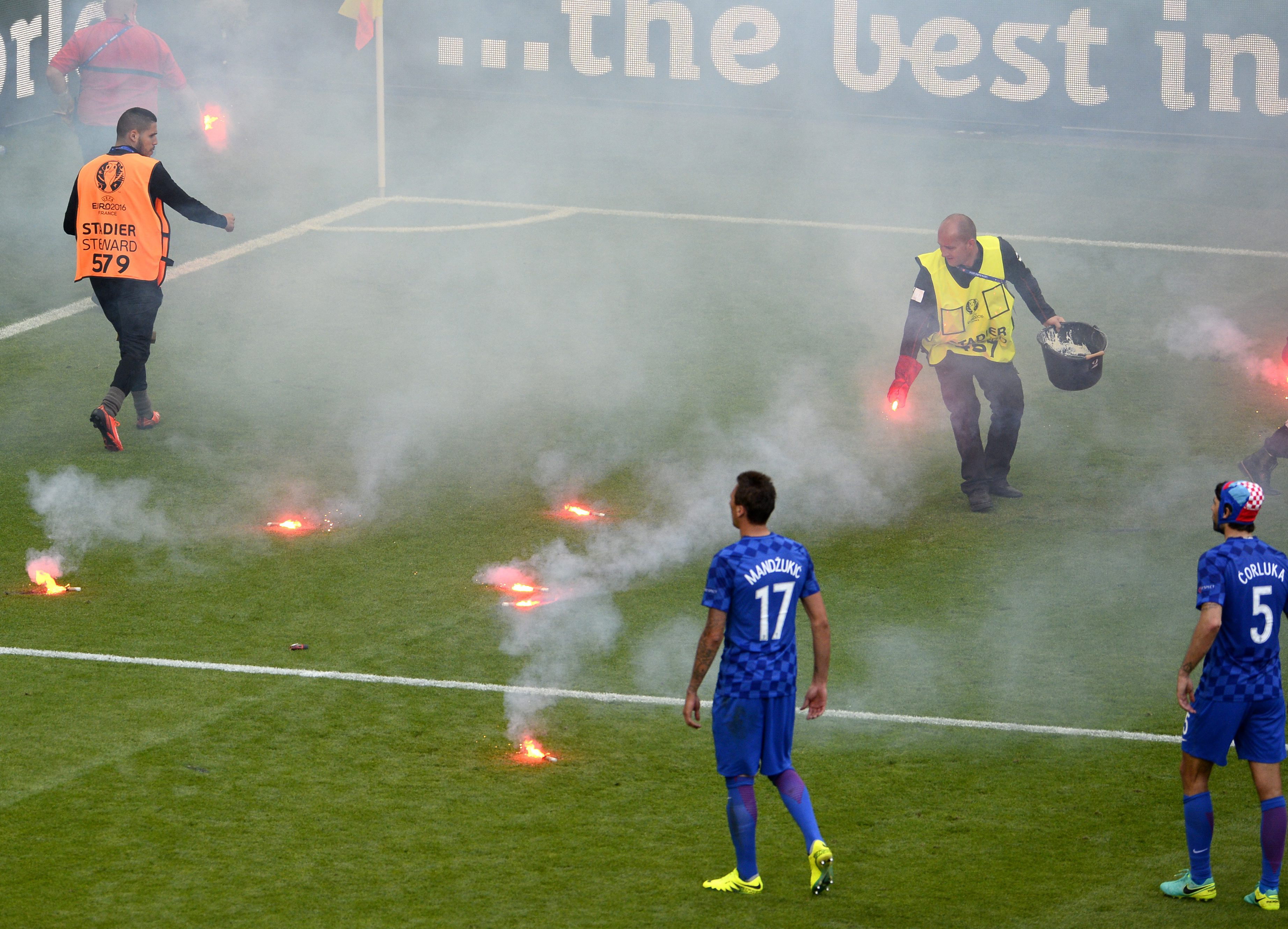 Najpierw Anglicy i Rosjanie, teraz Chorwaci. Kolejni kibice zakłócili mecz Euro 2016