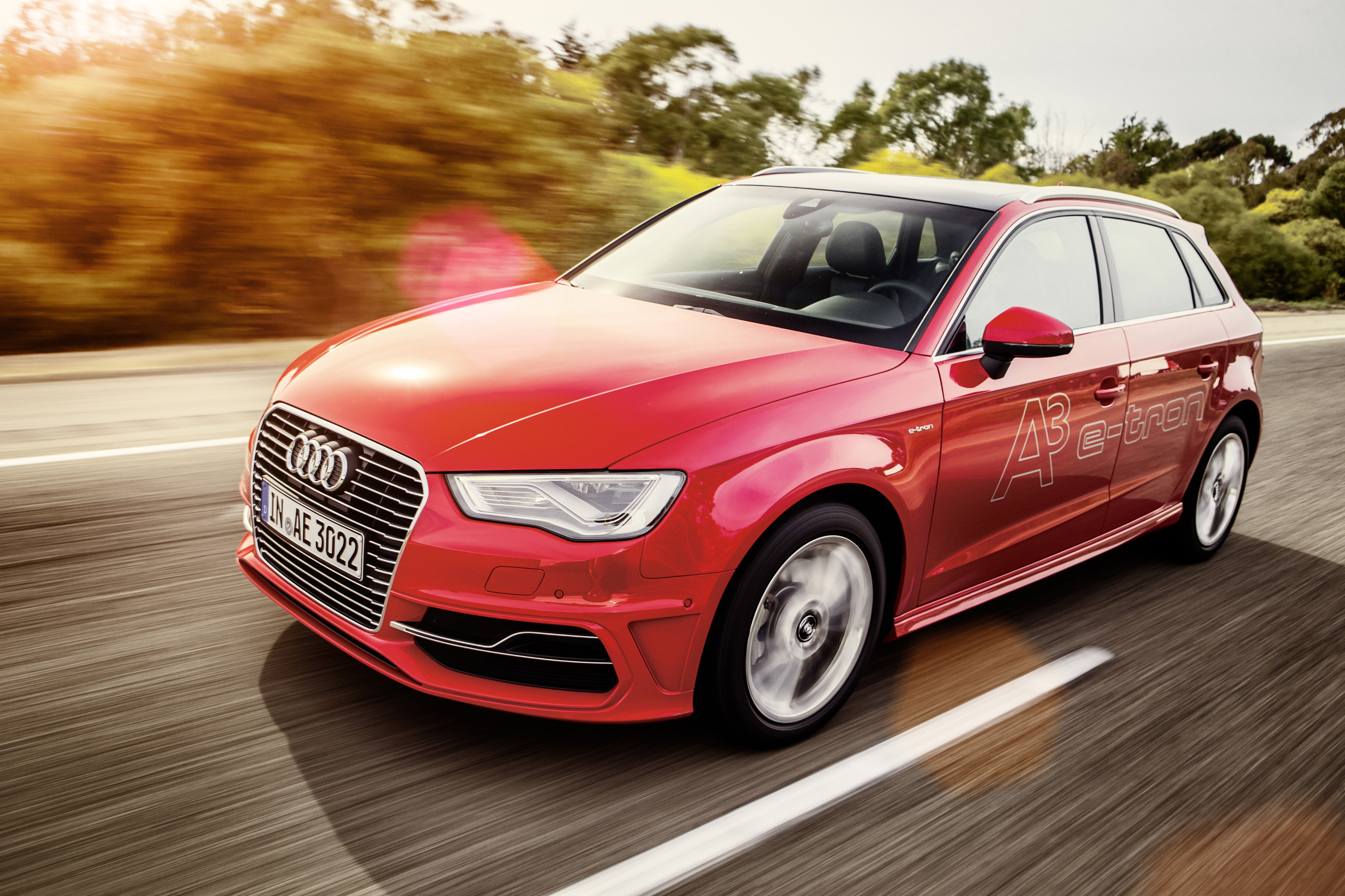 Jak działa nowe audi A3 sportback e-tron? Inżynierowie zachwalają system akumulatorów litowo-jonowych, który składa się z ośmiu modułów o łącznej liczbie 96 ogniw. O ile pojemność akumulatorów (8,8 kWh) nie jest powalająca, to już ich waga (tylko 125 kg!) i rozłożenie w aucie mogą robić wrażenie. Baterie gwarantują niemal idealny rozkład masy między przednią a tylna osią. Warto zaznaczyć, że Audi daje gwarancję działania baterii na 8 lat lub 160 tys. km, w zależności od tego co nastąpi pierwsze.