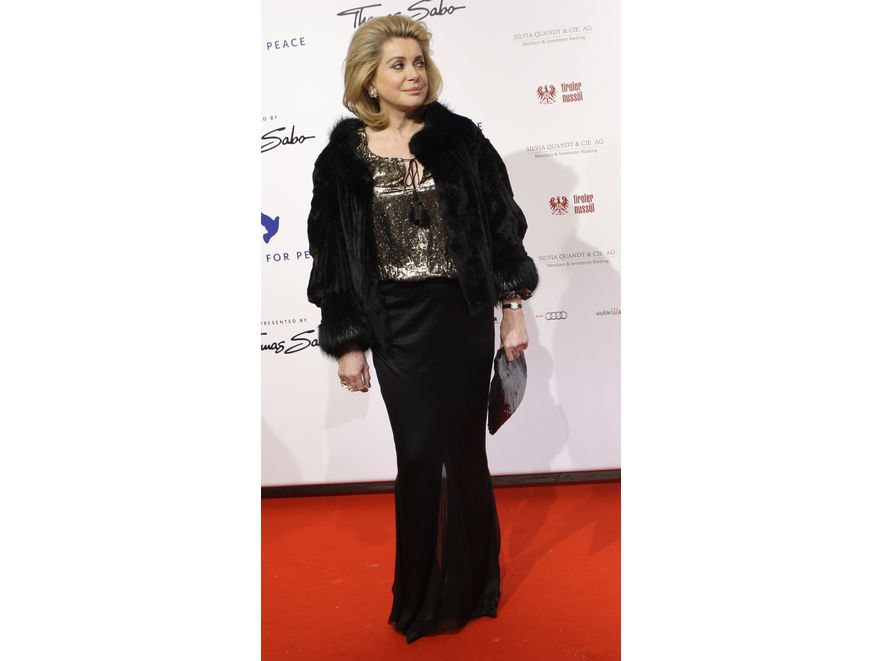 Catherine Deneuve emanuje dystynkcją i dojrzałą kobiecością