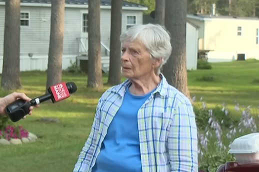 Az idős asszony enni adott egy tinédzser fiúnak, aki késsel támadt rá az éjszaka közepén – videó