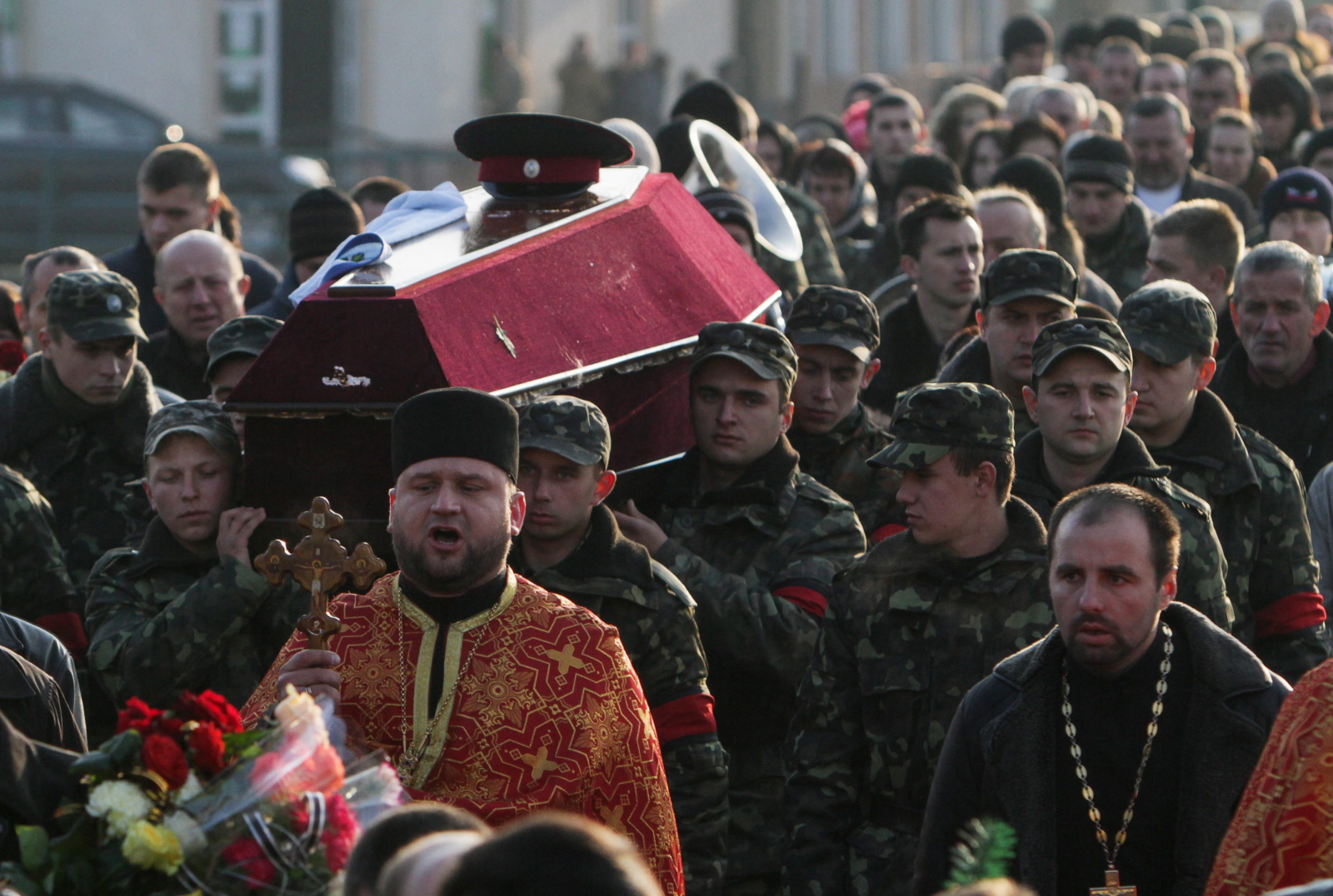 Moskwa miała też wzmocnić oddziały skoncentrowane na granicach Ukrainy, a także na anektowanym w marcu Krymie. Rosjanie oczywiście zaprzeczają tym informacjom, zgodnie z oficjalną propagandą rosyjskich żołnierzy na Ukrainie nie ma. Dane SBU trudno jednak zweryfikować, również dobrze mogą być one elementem wojny informacyjnej. Z drugiej jednak strony także inne wydarzenia sugerują, że celem Kremla jest eskalacja napięcia w regionie.