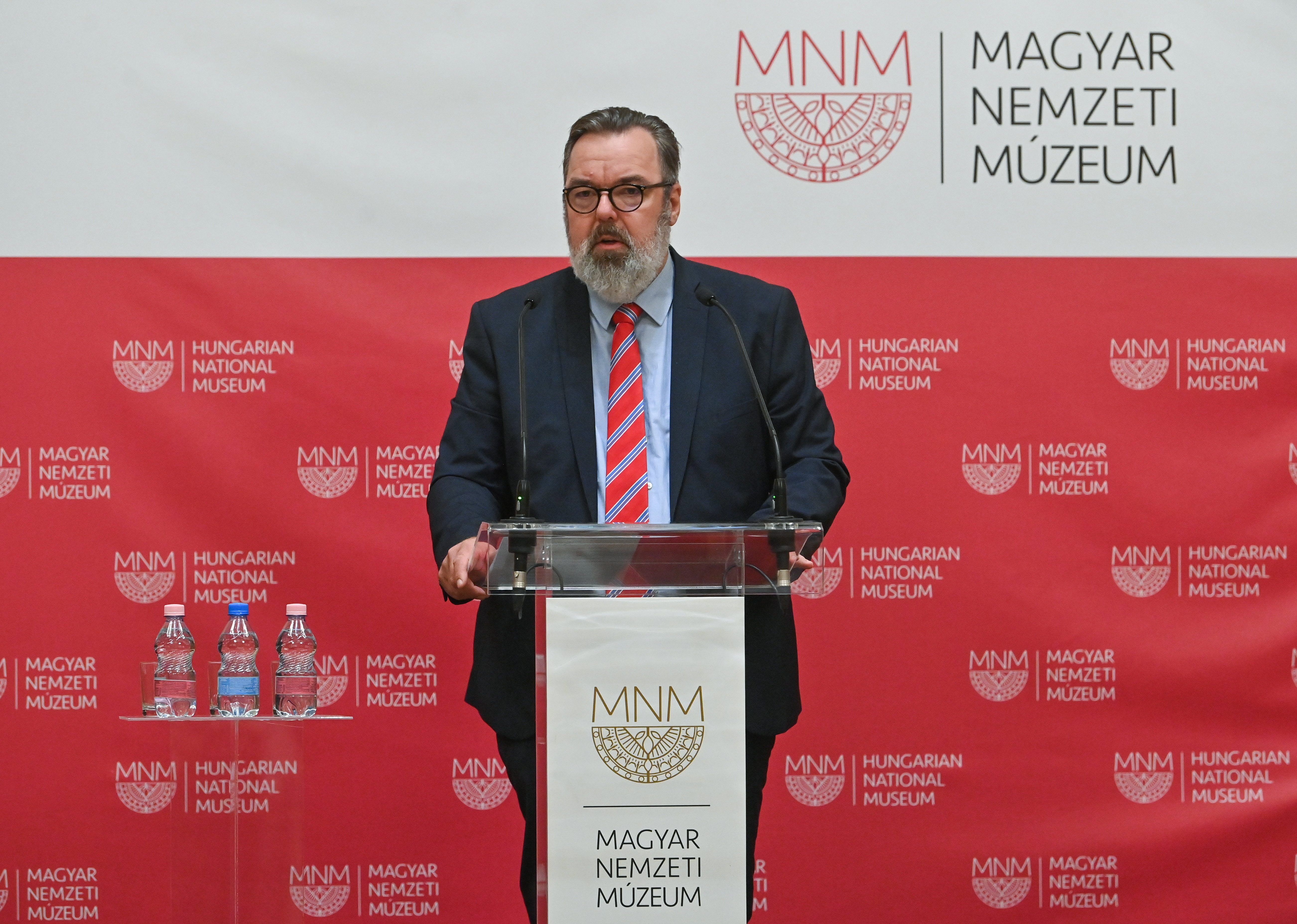 Furcsa módon derült ki, ki váltja L. Simont a Magyar Nemzeti Múzeum élén