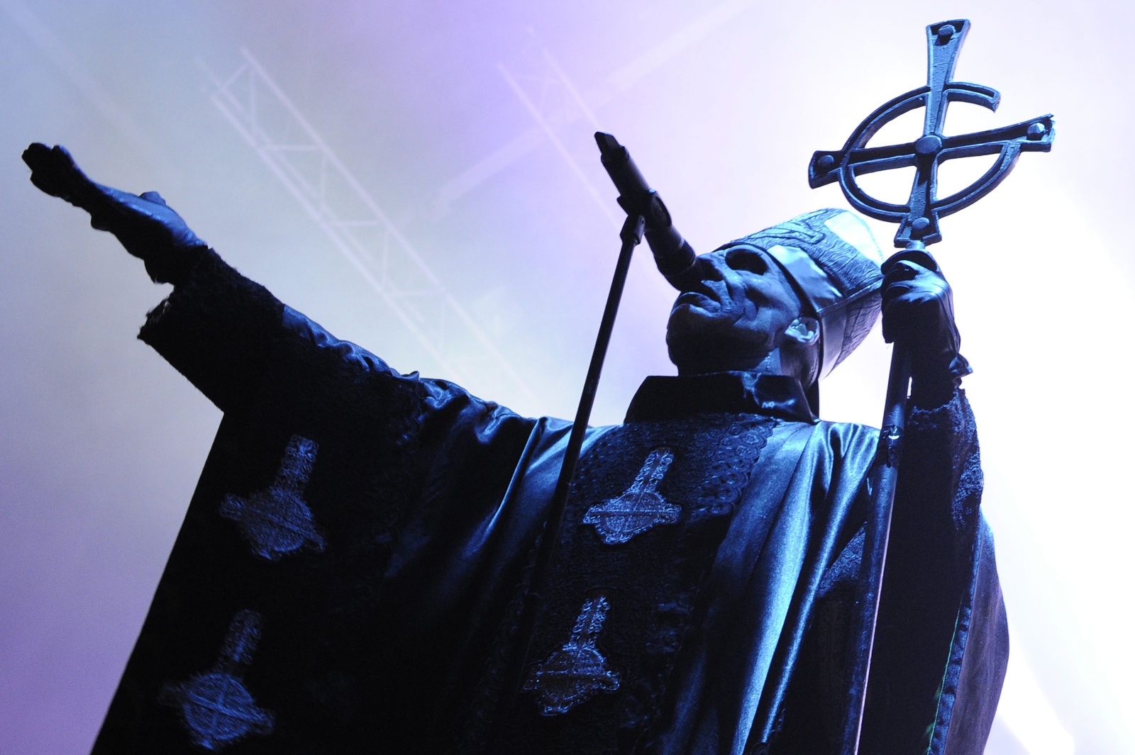 Tobias Forge ani nie potwierdził, ani nie zaprzeczył, czy rewelacje przekazane przez Nergala są prawdziwe. Zareagował za to gitarzysta zespołu Ghost, Nameless Ghoul