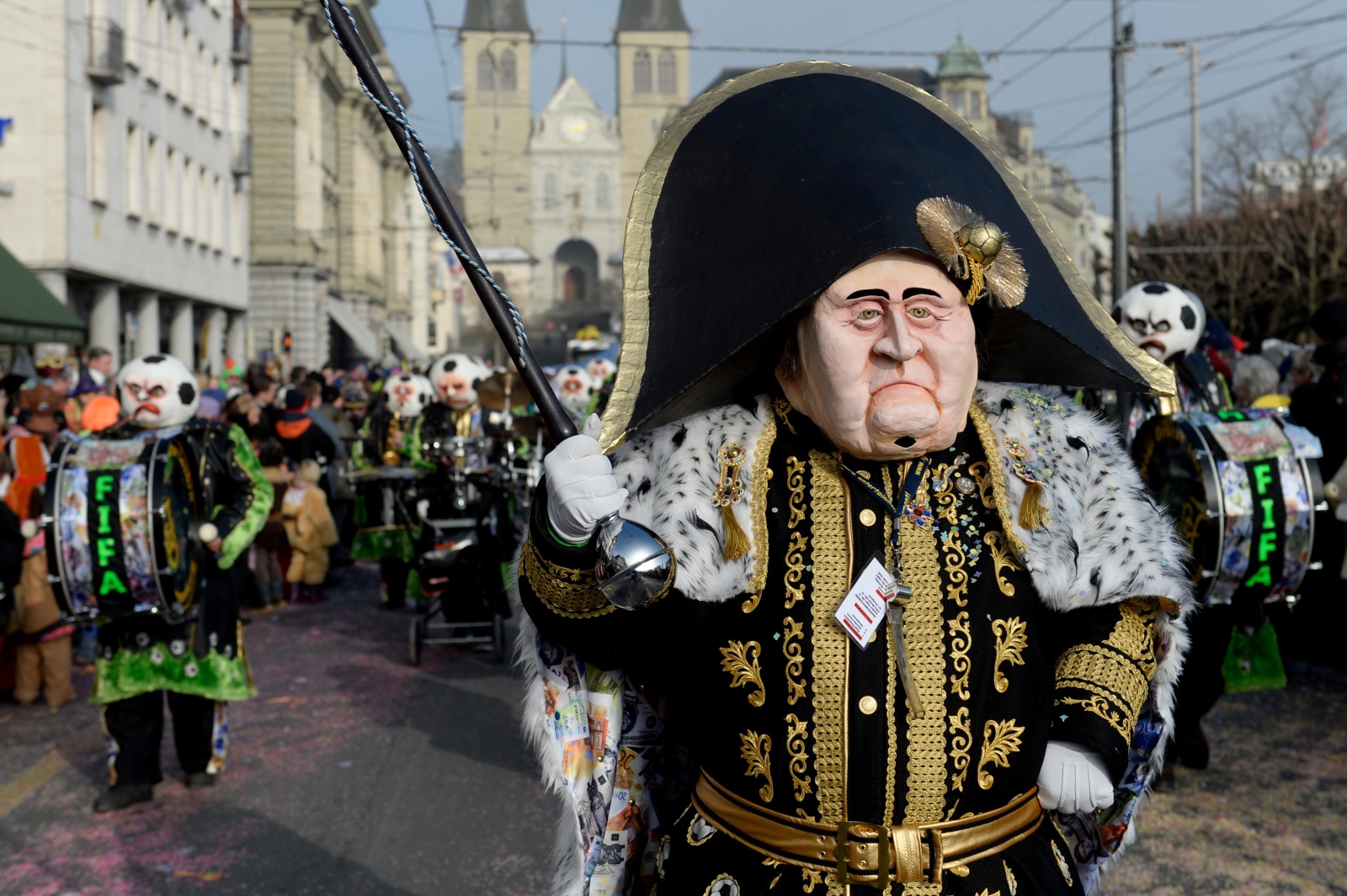 Przez sześć dni poprzedzających rozpoczęcie Wielkiego Postu, od 12 do 17 lutego, Lucerna przechodzi we władanie karnawałowiczów. Przez miasto przechodzą liczne parady, między innymi parada monstrów, lecz także parada dzieci w kolorowych kostiumach, odbywają się również pokazy orkiestr, imprezy taneczne. Zabawy trwają do białego rana.
<br /><br />Taka walka karnawału z postem bardzo nam się podoba!