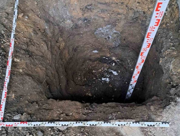 Horror: szalonnasütés után elásta, majd betont öntött a lengyel vendégükre a hajdúszoboszlói pár - Ebben a gödörben találták meg a holttestet