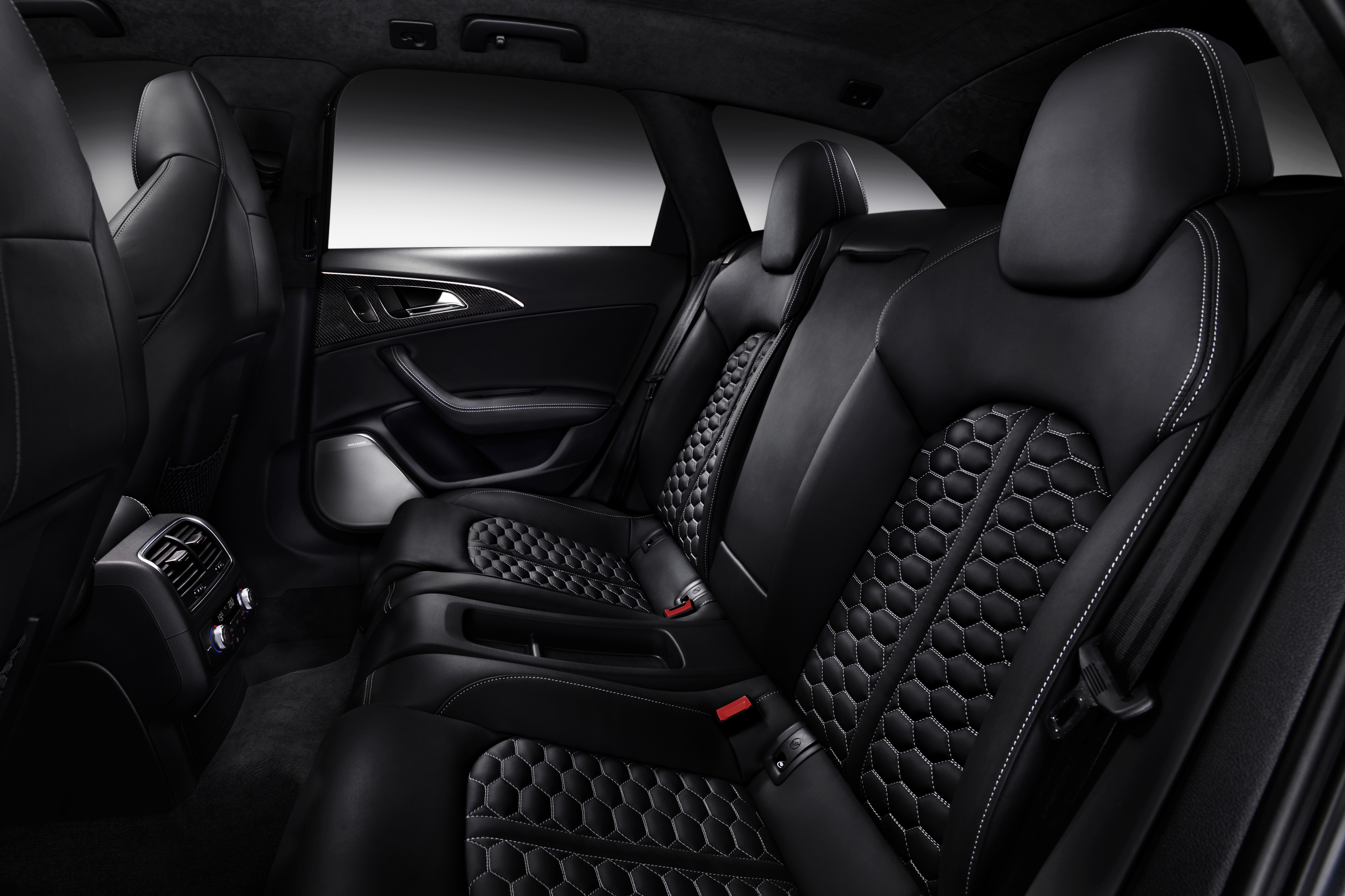 Nowe RS 6 Avant to pierwszy model Audi, w którym seryjnie montowane jest sportowe zawieszenie pneumatyczne adaptiveair suspension. Dzięki jego regulacji, karoseria Audi RS 6 zawieszona jest 20 mm niżej. Dzięki regulowanemu amortyzowaniu, system dopasowuje zawieszenie do stanu nawierzchni drogi, stylu prowadzenia i trybu funkcjonowania systemu wyboru dynamiki jazdy Audi driveselect. Alternatywnie do zawieszenia pneumatycznego RS 6 adaptiveair suspension, dostępne jest sztywniejsze zawieszenie sportowe plus, z systemem dynamicznej kontroli jazdy DynamicRide Control (DRC). W tym rozwiązaniu zastosowano sprężyny stalowe i amortyzatory o trójstopniowym zakresie regulacji. Hamulce? Seryjnie są montowane tarcze o średnicy 390 mm z sześciotłoczkowymi zaciskami. Na życzenie, Audi montuje ceramiczne tarcze hamulcowe wzmocnione włóknem węglowym, o średnicy 420 mm. Elektroniczny system stabilizacji toru jazdy (ESC) posiada tryb sportowy i można go całkowicie wyłączyć...