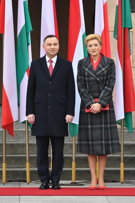 ... Wzór na płaszczu wydaje się dość smutny i mimo dodatków w kolorze ożywczej czerwieni całość prezentowała się mało atrakcyjnie...