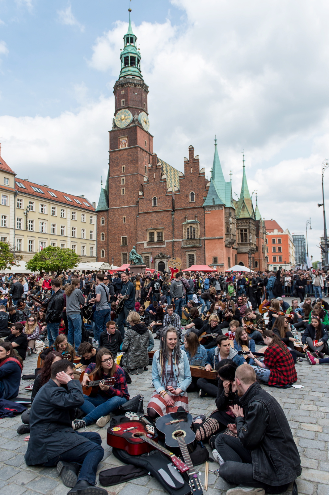 Polski Rekord Guinnessa, który został ustanowiony w 2014 roku, wynosił 7344 wspólnie grających gitarzystów. To ponad trzykrotnie więcej, niż w przypadku analogicznego rekordu amerykańskiego. Do tej pory nikomu nie udało się pobić tego rekordu.