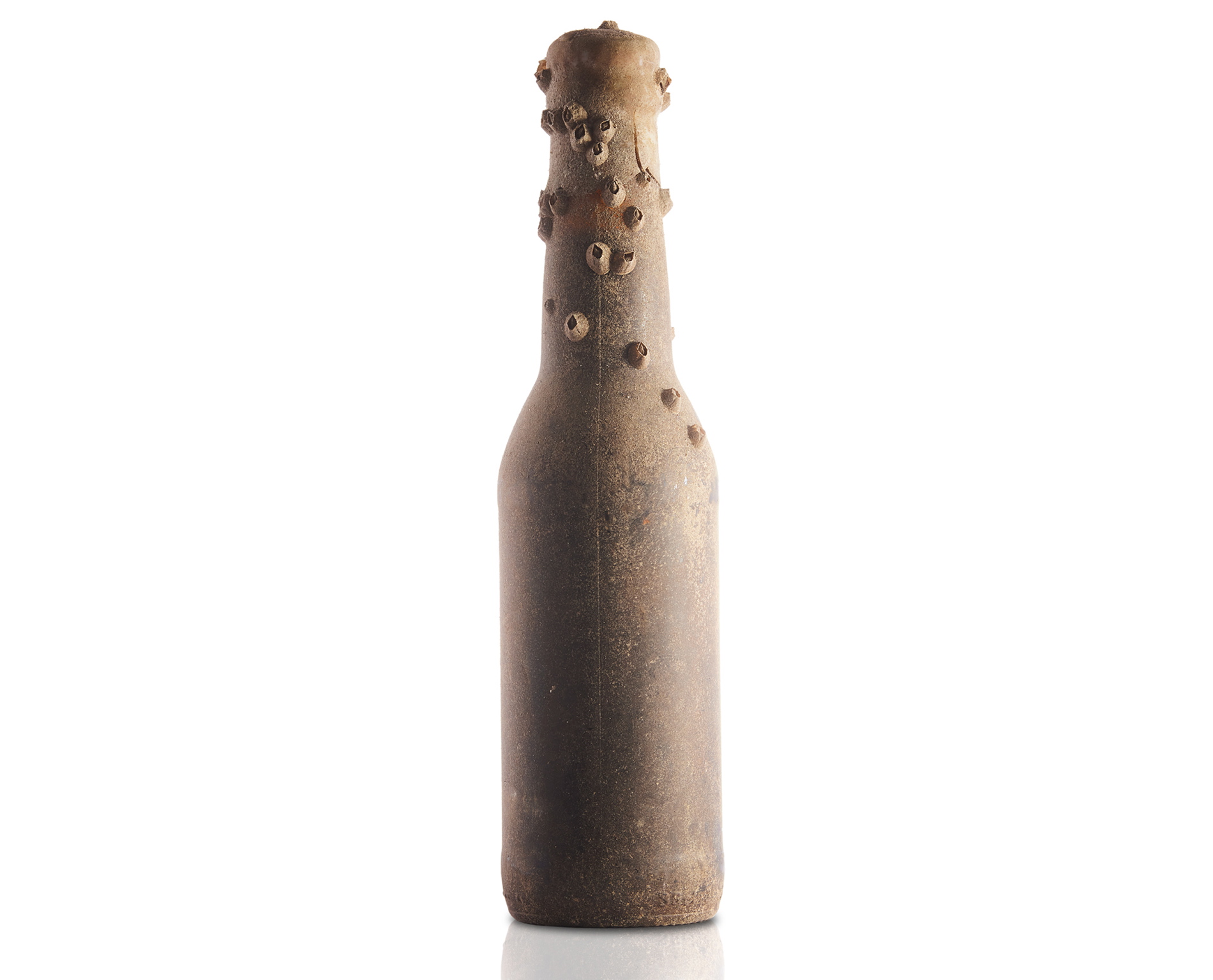 Zalakowana butelka piwa, które jest leżakowane na dnie Morza Bałtyckiego