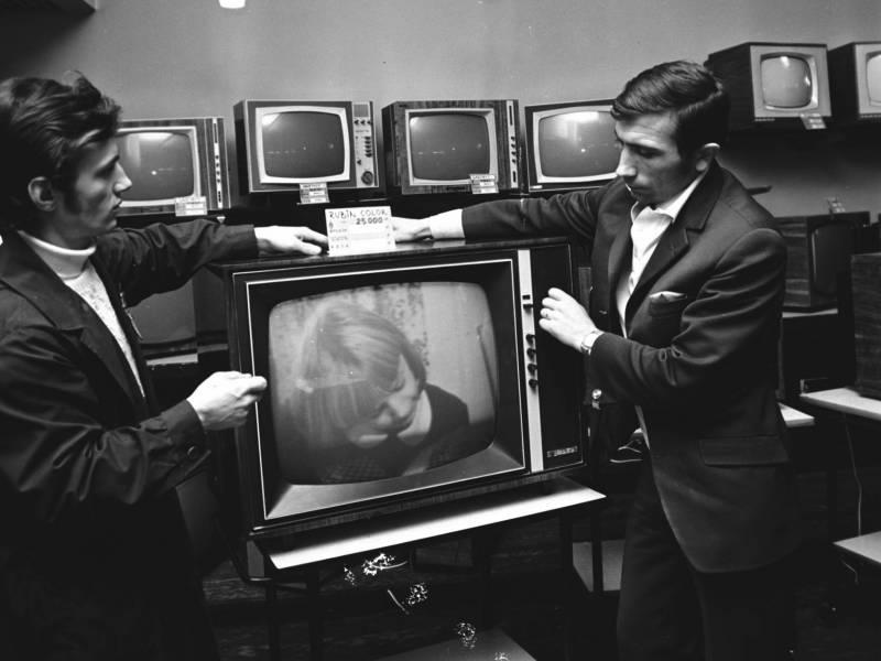 Warszawa, 1.11.1971 r. W salonach ZURT rozpoczęła się sprzedaż telewizorów radzieckich typu Rubin