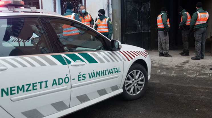 1200 kardot foglalt le a NAV – fotók