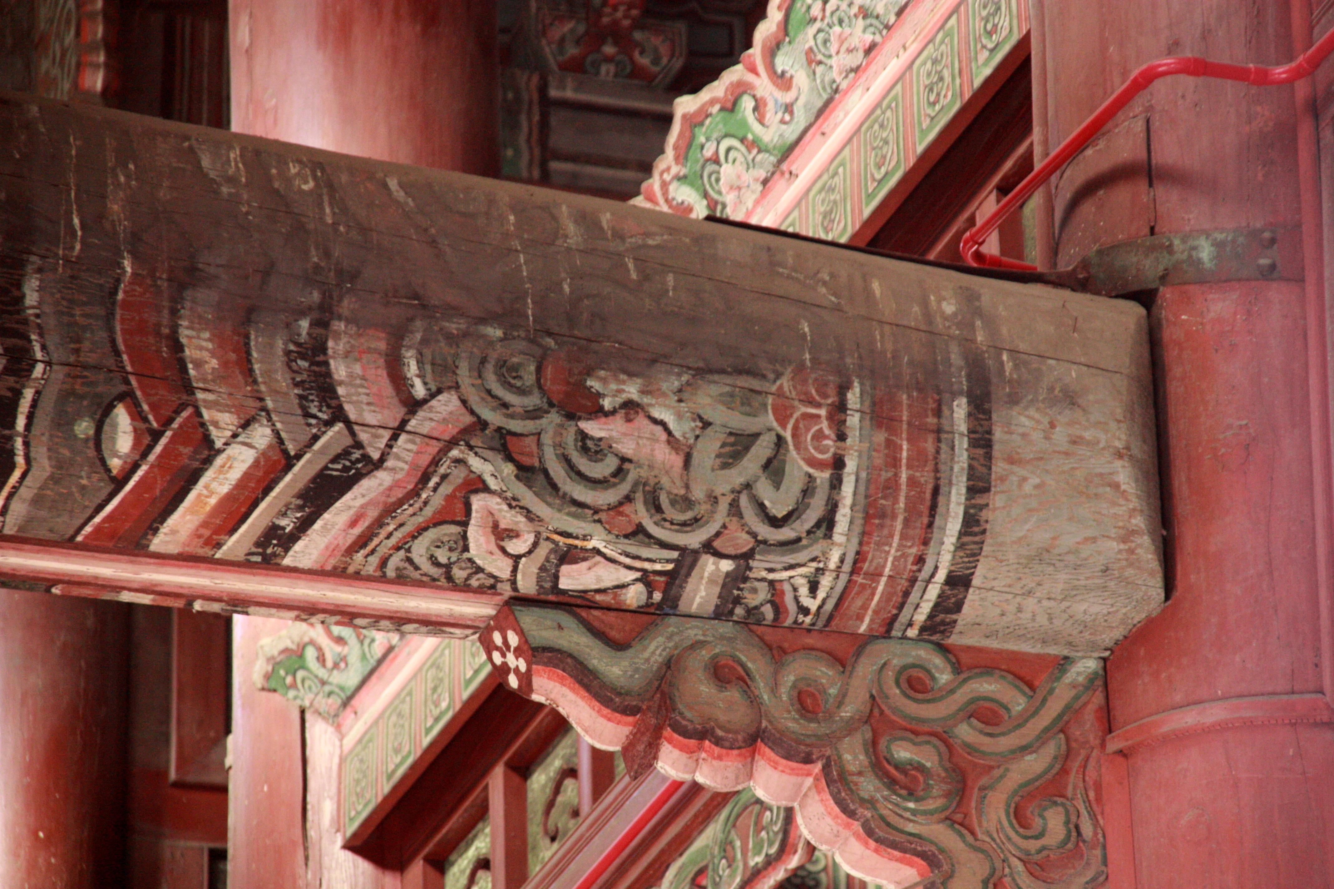 W pałacu Changdeokgung (zwanym również Changdeok) mieszkał ostatni władca koreański, Sujong, aż do śmierci w 1926 roku. W 1997 roku pałac został wpisany na listę dziedzictwa światowego UNESCO