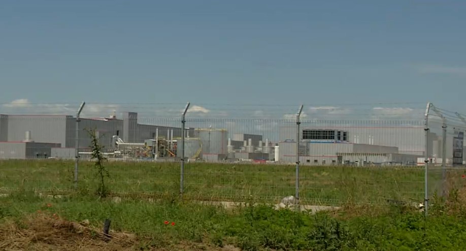Több munkás rosszul lett: rákkeltő anyagokkal találkozhattak az iváncsai akkumulátorgyár dolgozói – videó
