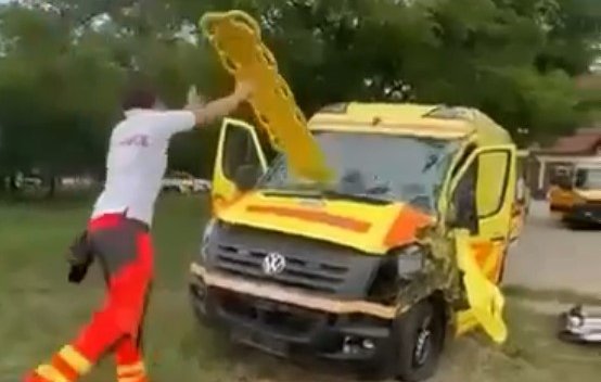 Szétverte a rohamkocsit a bevadult mentős: kirúgták a bajtársat és az őt biztató két kollégát – fotók