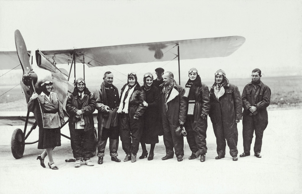 <B>Rajd lotniczy kobiet. Przed samolotem PZL-5 od lewej obserwatorka Maria Lierówna, pilotka Danuta Sikorzanka, podpułkownik Stanisław Jasiński, pilotka Wanda Olszewska i pilotka Maria Asówna, rok 1931</B> <BR><BR> Choć II Rzeczpospolita nie osiągnęła nigdy statusu lotniczego mocarstwa, mogła pochwalić się samolotami o udanej konstrukcji. Już w 1921 roku Zakłady Mechaniczne Plage i Leśkiewicz w Lublinie rozpoczęły seryjną budowę maszyn rozpoznawczo-bombowych Ansaldo A-300 i myśliwskich Ansaldo A-1 Balilla, o czym przypomina autor przedmowy do albumu
