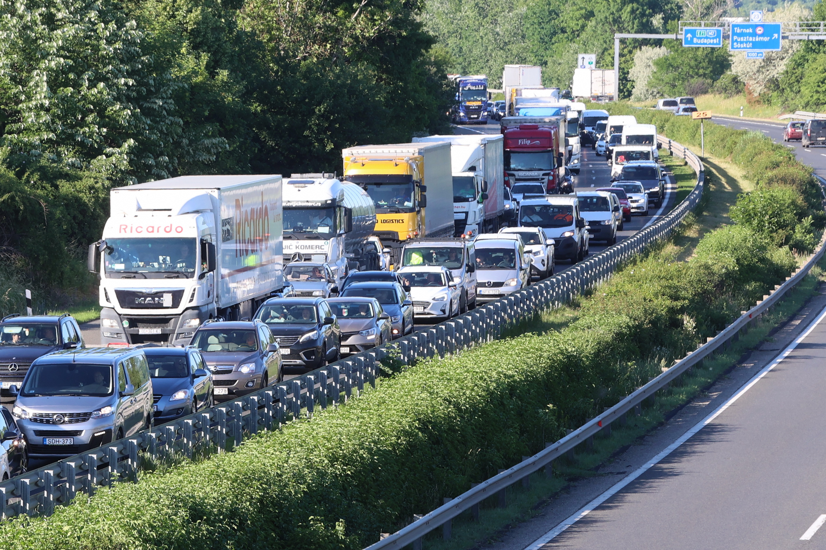 Útinform: 5 km-es dugóval indul a reggel - Mutatjuk, mi a helyzet a hazai utakon