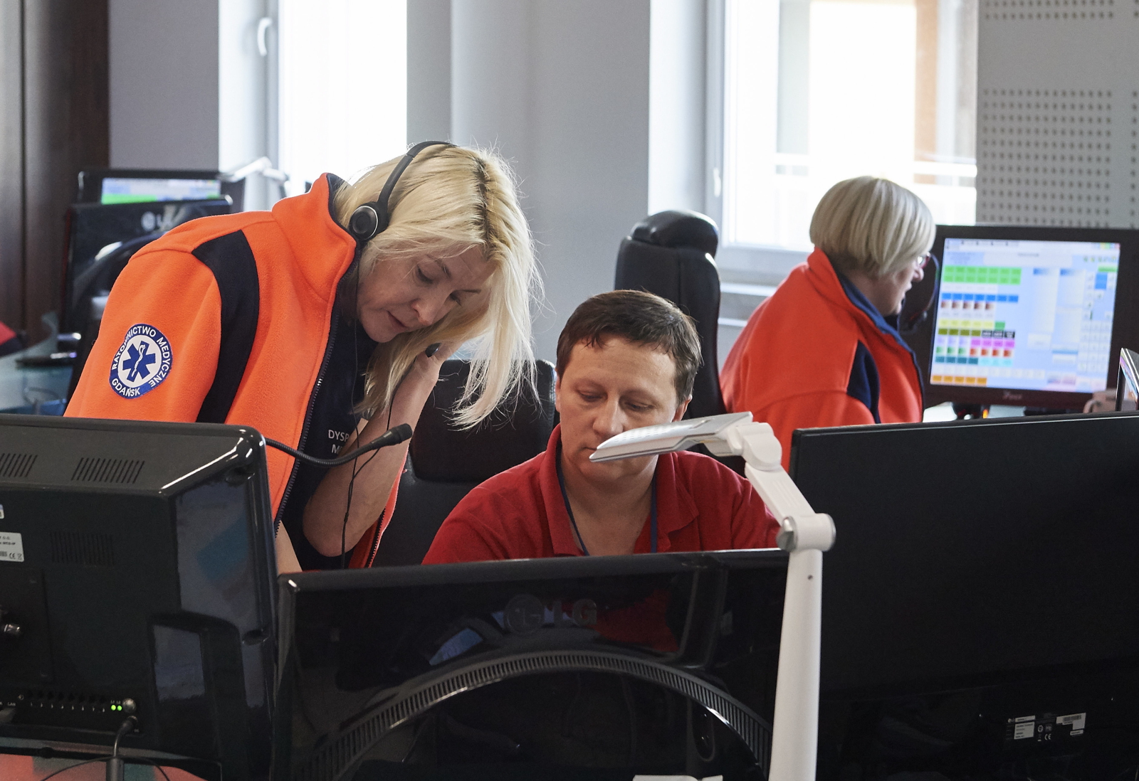 Przez całą dobę dyspozytorzy medyczni odbierają ponad 800 połączeń telefonicznych, z czego ponad 500 jest zakończone zadysponowaniem zespołu ratownictwa medycznego...