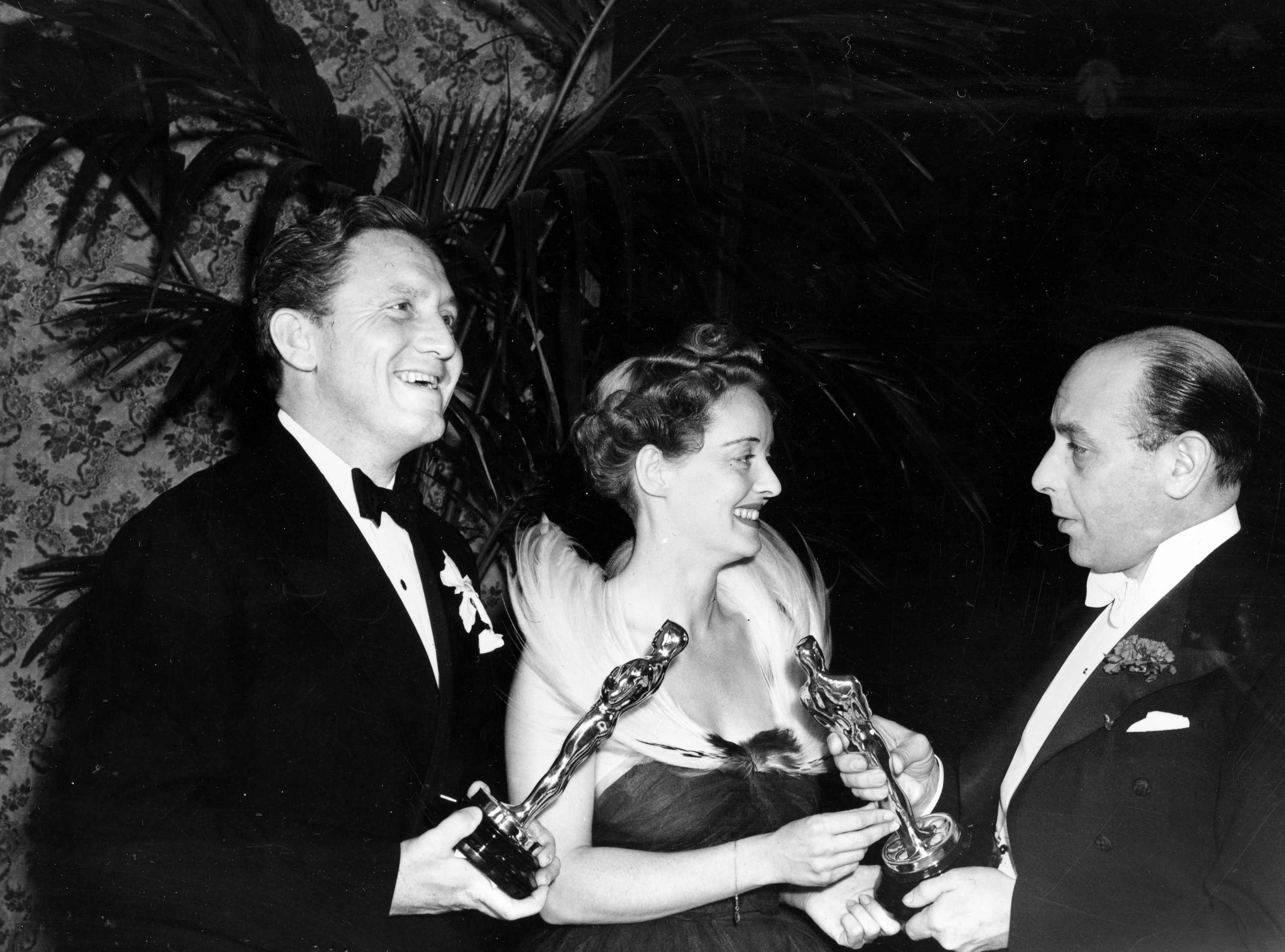 Legenda głosi, że takie imię nadała statuetce sama Bette Davis. Jednak wielu badaczy historii Oscara przychyla się do koncepcji, która głosi, że złotego rycerza ochrzciła Margaret Herrick, bibliotekarka Akademii. Na widok statuetki miała krzyknąć, że przypomina ona jej wuja, Oscara Pierce'a.
