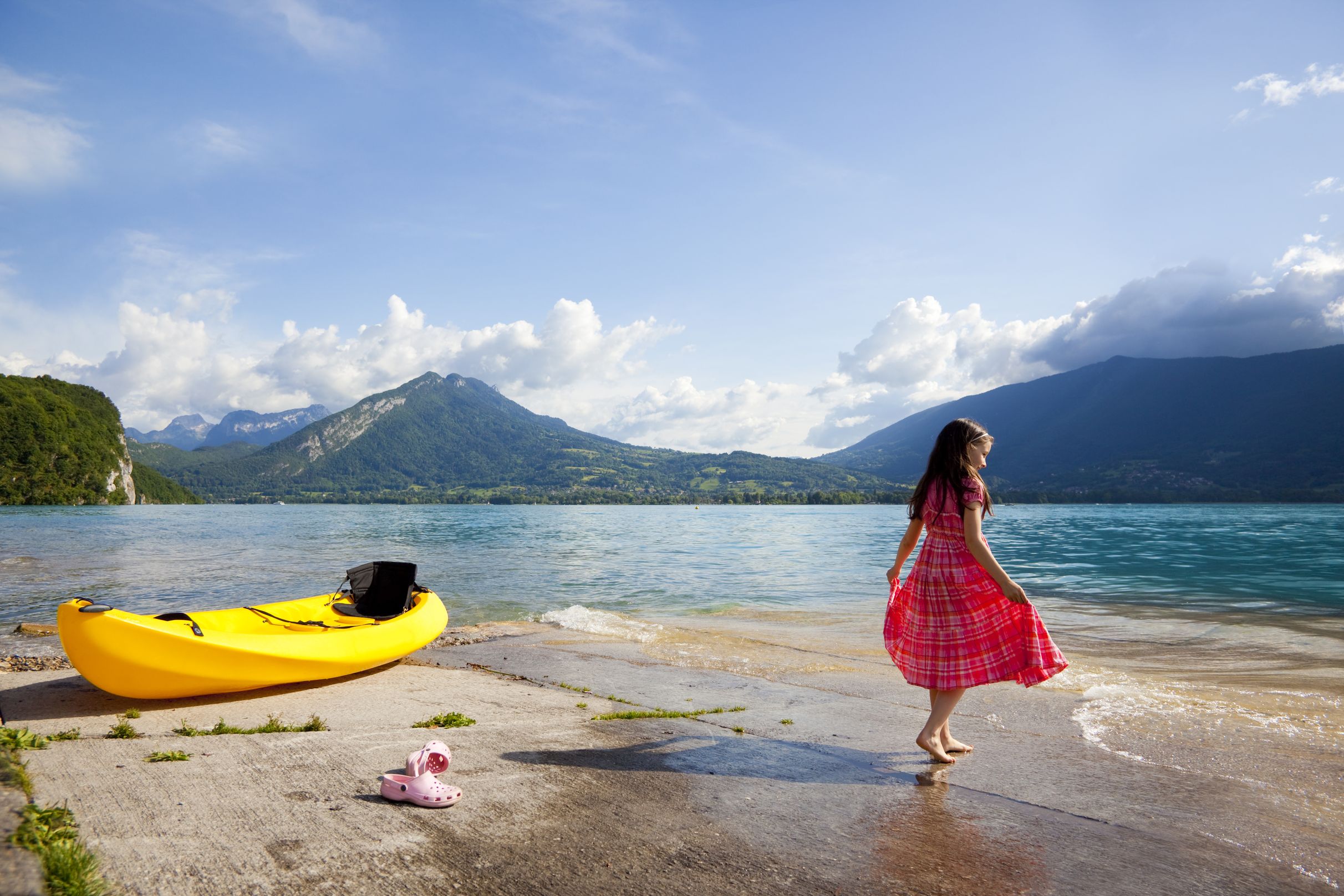 Kajak na brzegu jeziora Annecy w Alpach, Francja