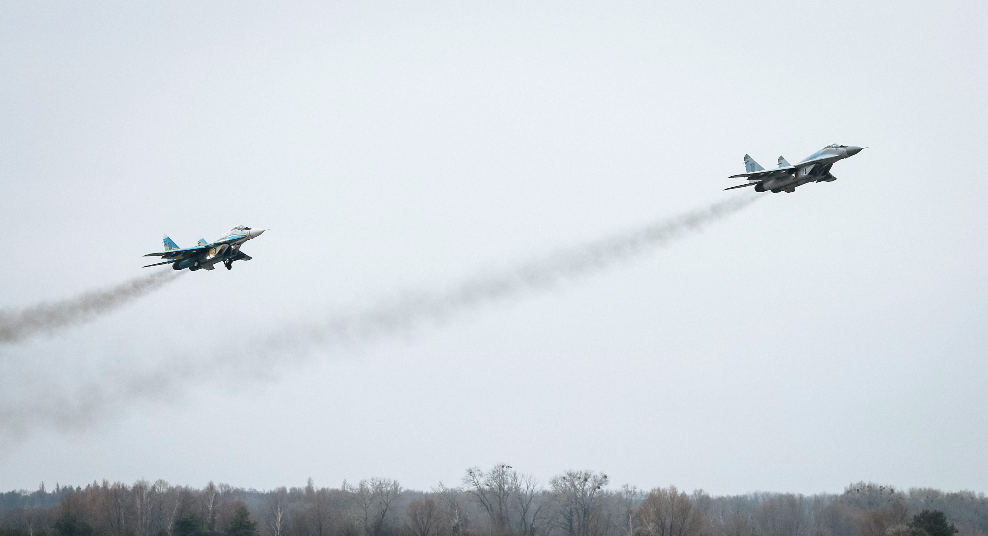 Összeütközött két katonai kiképző repülőgép Ukrajna fölött, három pilóta  meghalt - Blikk