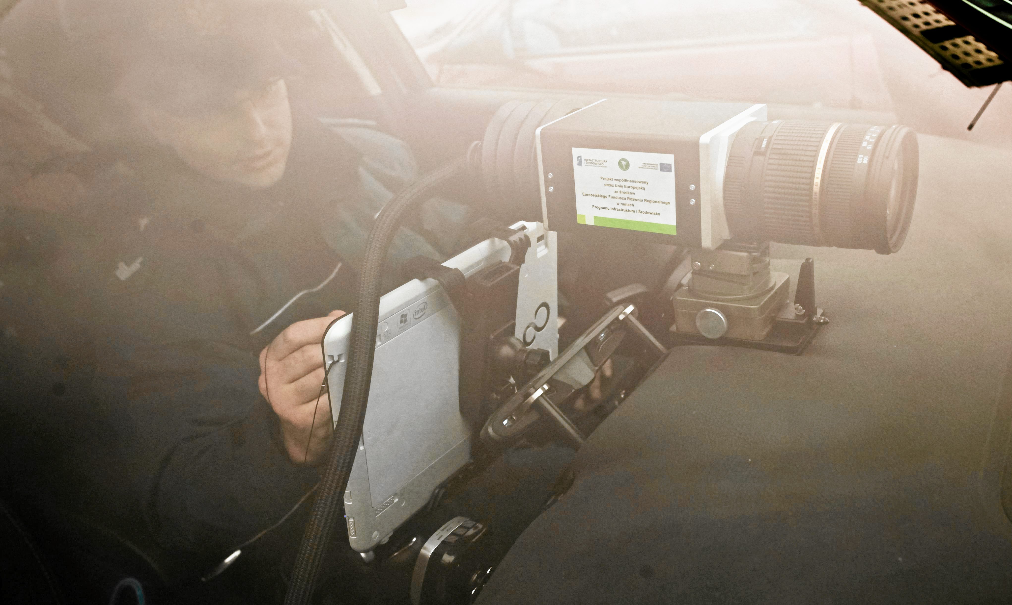 Polskie drogi patrolują nieoznakowane samochody Inspekcji Transportu Drogowego wyposażone w fotoradary. Flota składa się z fordów mondeo i focusów kombi (czarne, granatowe i srebrne). W sprzęt do łapania zbyt szybkich kierowców wyposażono też furgonetki peugeot partner. Każdy z tych samochodów można rozpoznać…