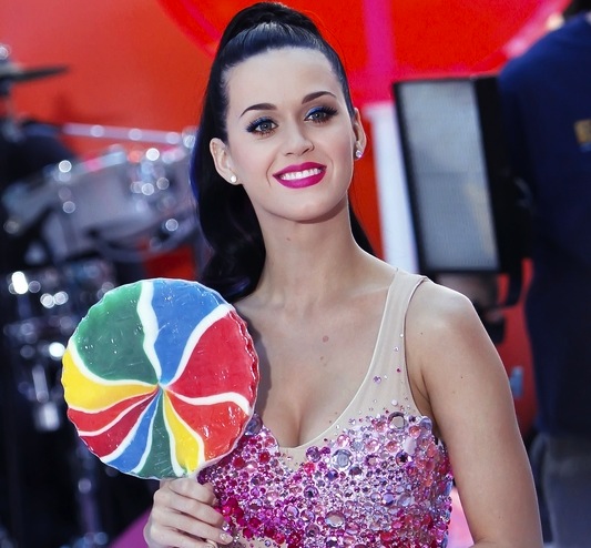 Pierwszą piątkę zamyka Katy Perry, której udało się zbić kapitał głównie na przebojowym albumie