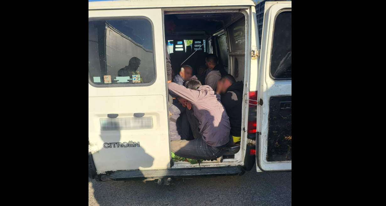 18 migránst találtak egyetlen furgonba zsúfolva az M5-ösön – fotók