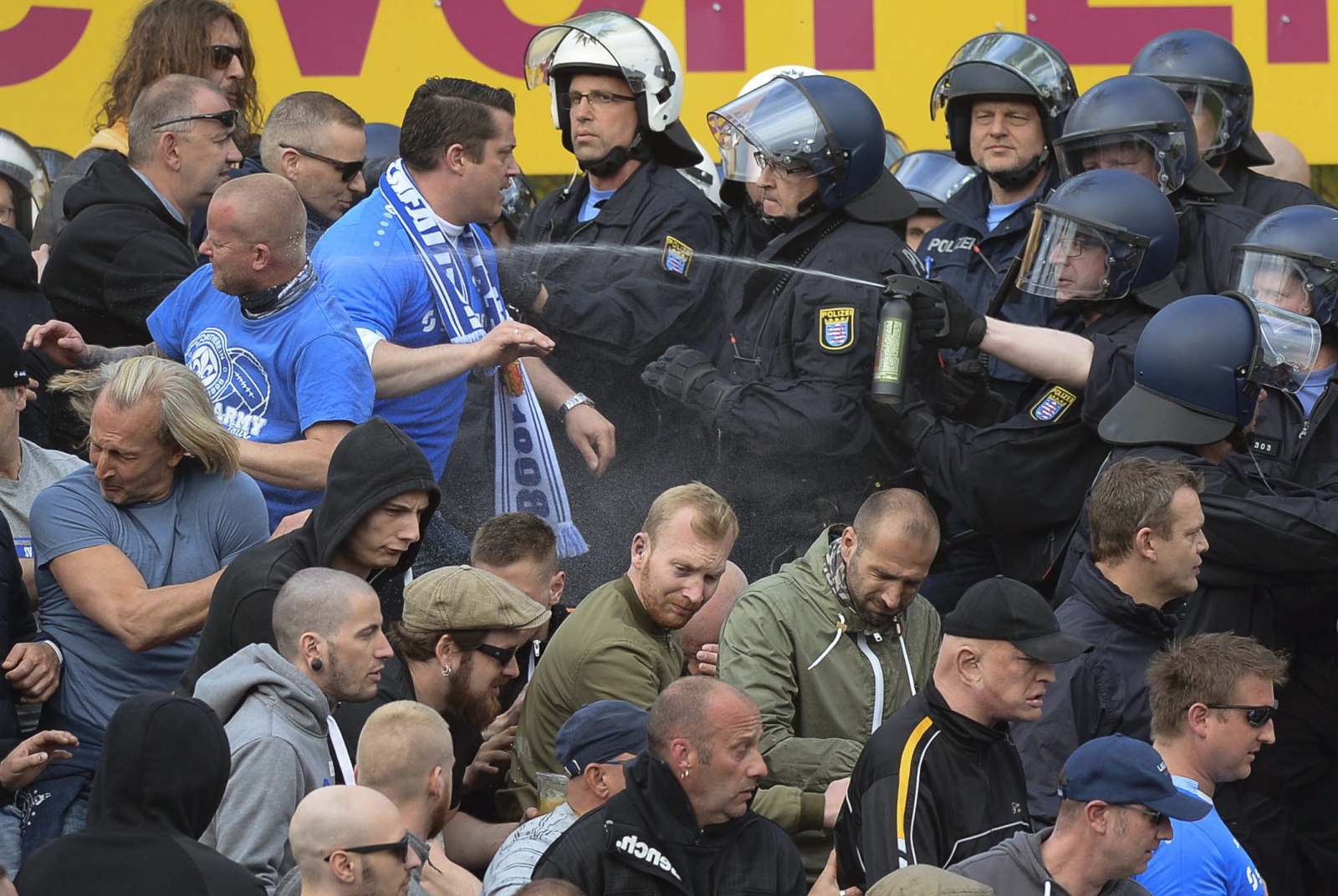 Kibice SV Darmstadt i Eintrachtu Frankfurt bili się z policją