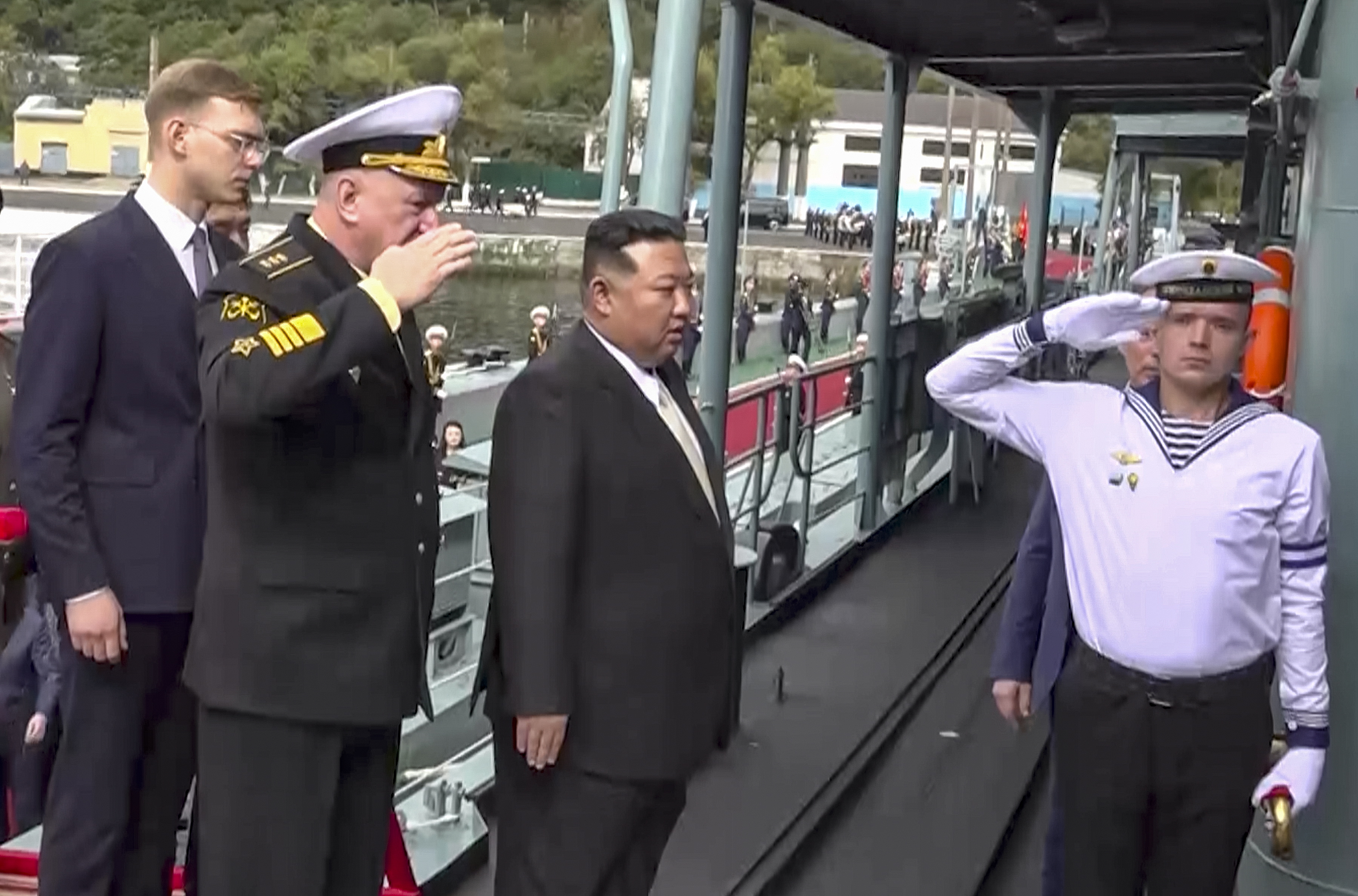 Kim Dzsong Un megsimogatta az orosz atomfegyvereket: itt vannak a fotók