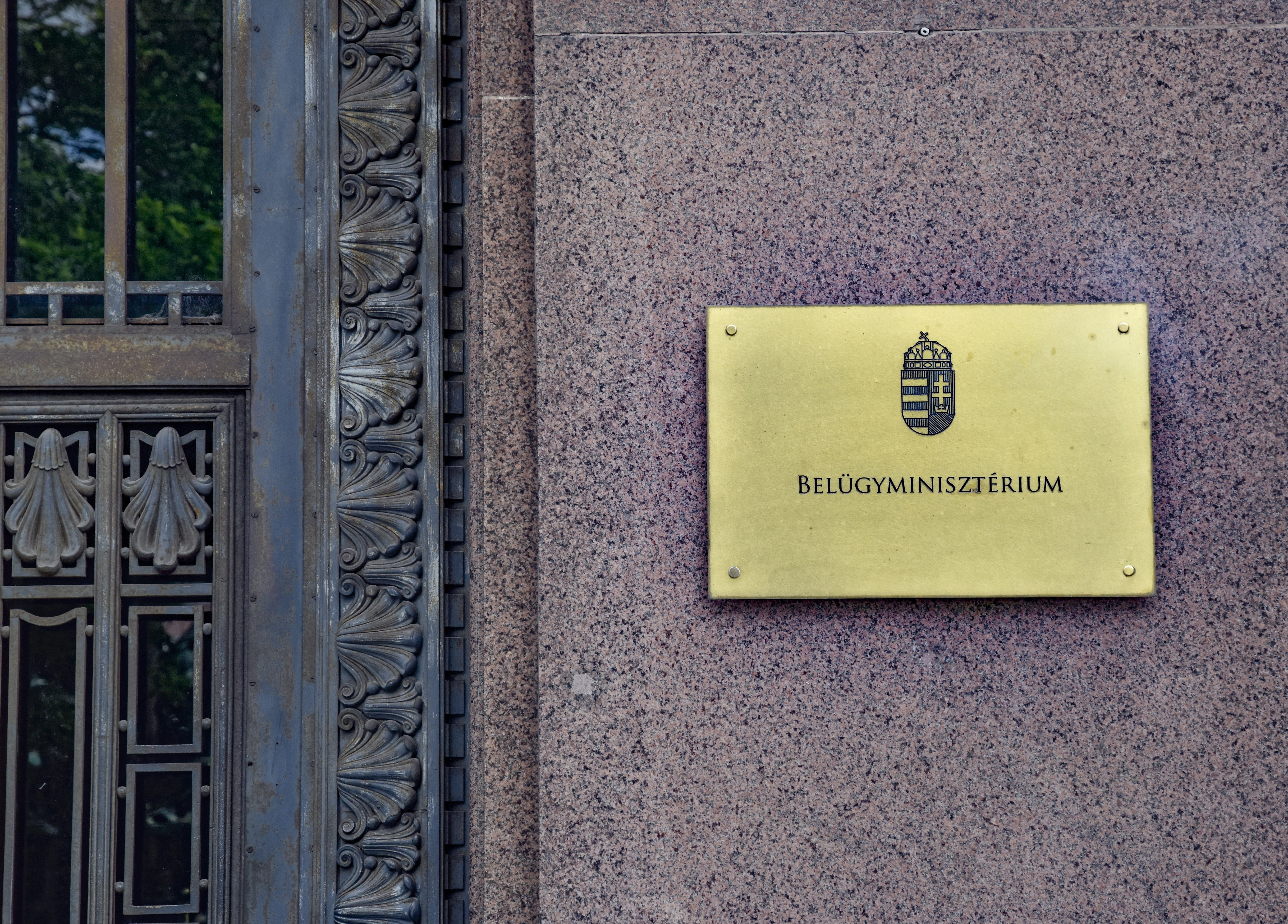 Tüntetés a Belügyminisztériumnál - összefestették a járdát, ezt írták fel - videó