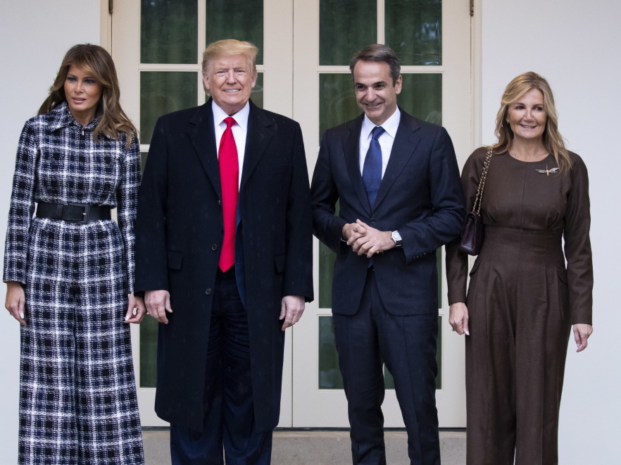 Melania i Donald Trumpowie oraz Kyriakos Mitsotakis i Mareva Grabowski;