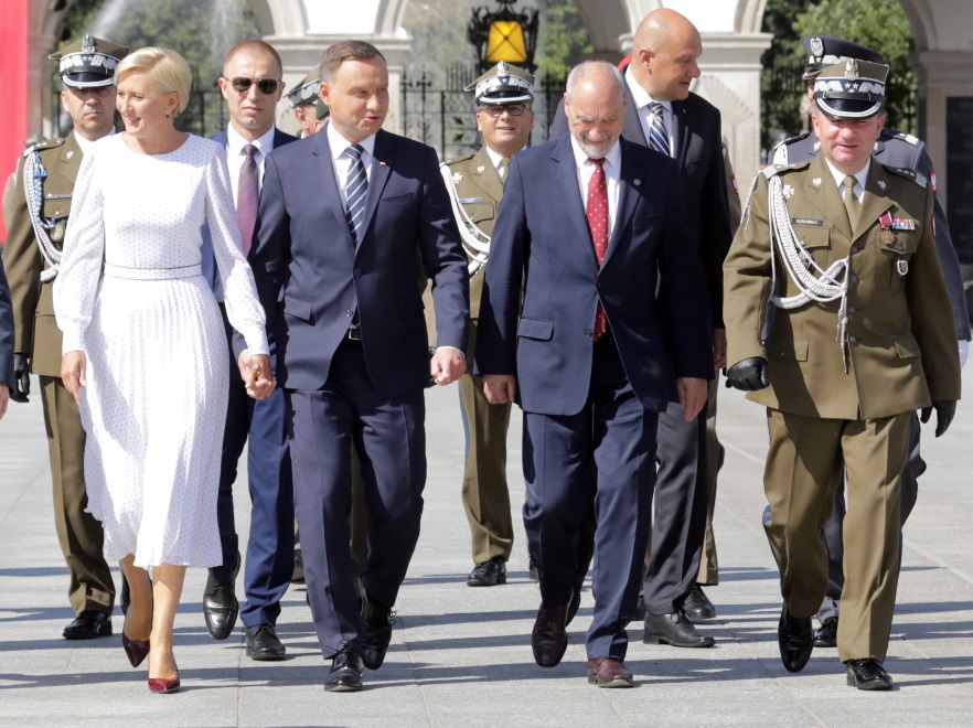 ... Co innego, jeśli chodzi o buty, którymi pierwsza dama uzupełniła zestaw! Lakierowane bordowe czółenka były zdecydowanie za ciężkie, choć - trzeba przyznać - ciekawie kontrastowały z sukienką. Jak sądzicie?