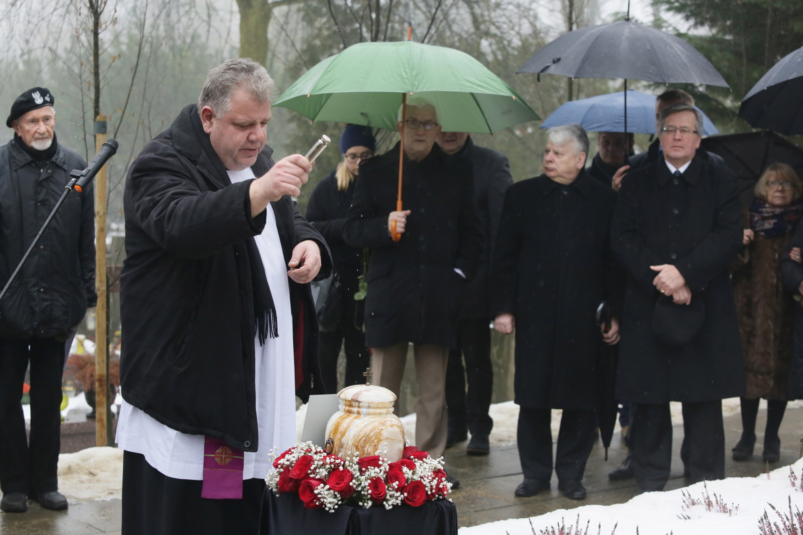 W uroczystościach pogrzebowych Marii Dmochowskiej uczestniczyli jej najbliżsi krewni i przyjaciele, w tym siostrzeniec zmarłej Andrzej Celiński - działacz opozycji demokratycznej w PRL, członek Komitetu Obrony Robotników, były senator, poseł. Obecni byli również weterani Armii Krajowej, działacze opozycji demokratycznej w PRL, dawni i obecni politycy, a także liczni historycy i pracownicy Instytutu Pamięci Narodowej.