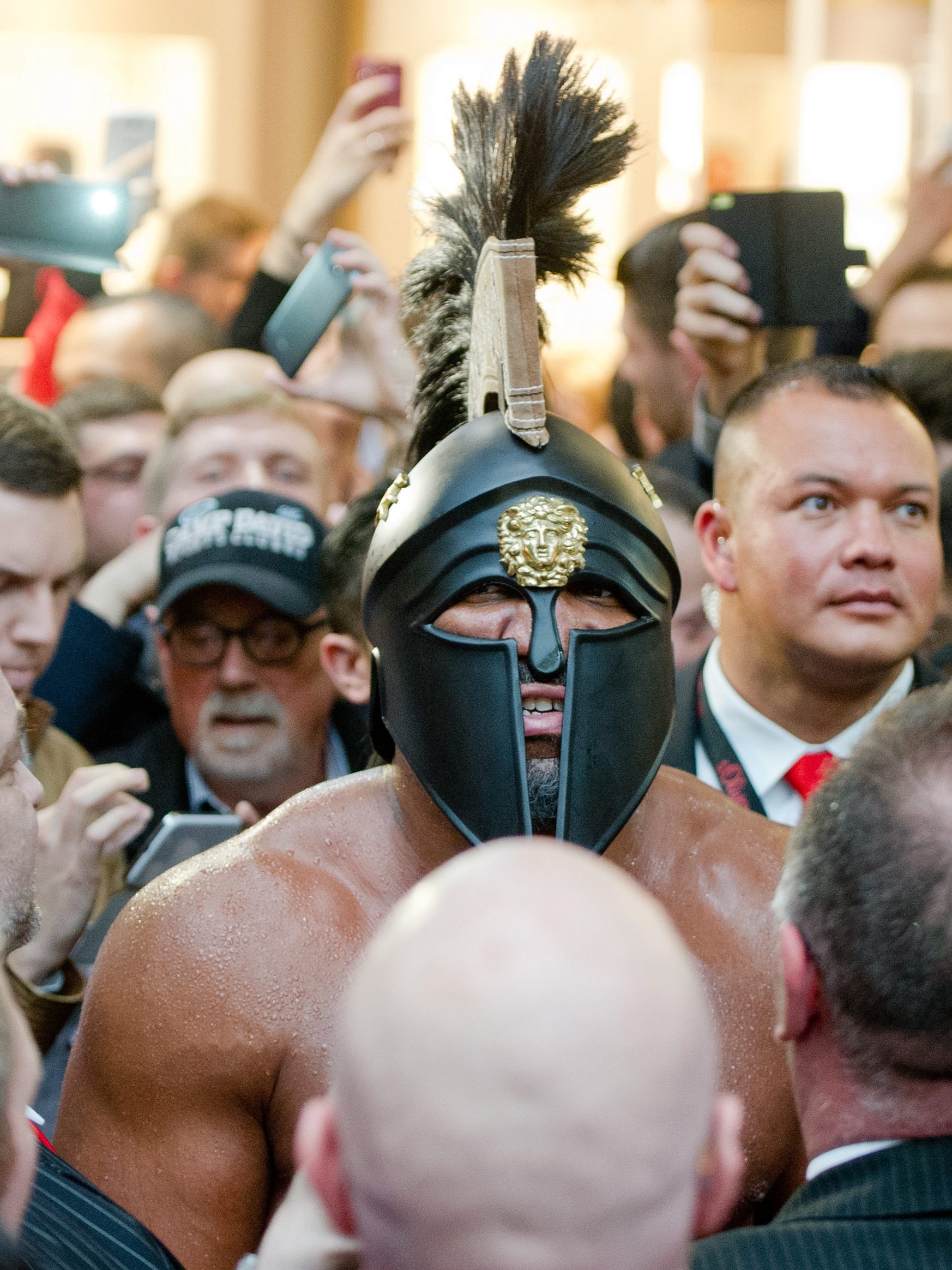 Shannon Briggs w stroju gladiatora prowokuje do walki Wladimira Kliczkę