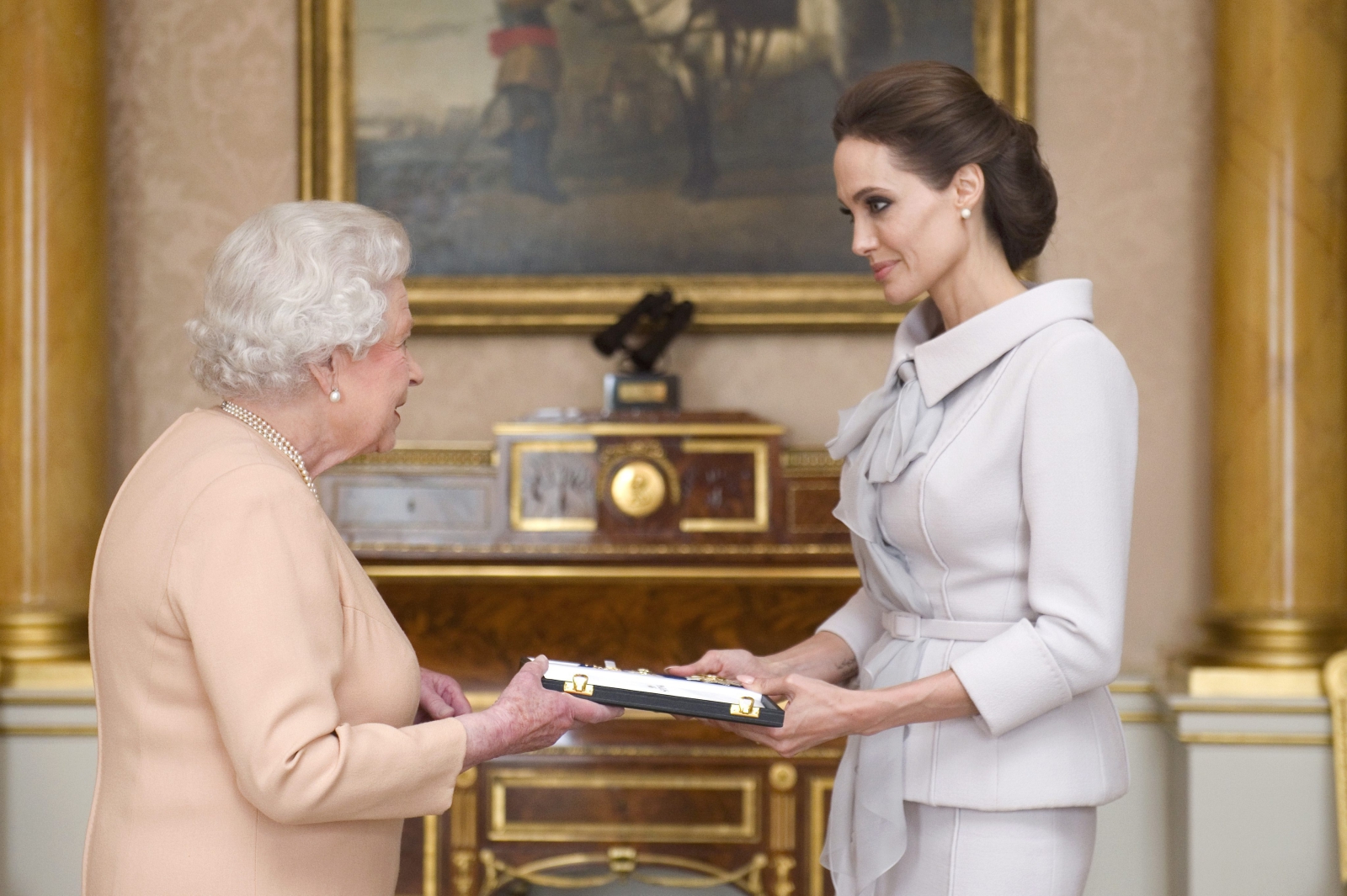 Jolie jest pierwszą Amerykanką, która otrzymała honorowy tytuł
