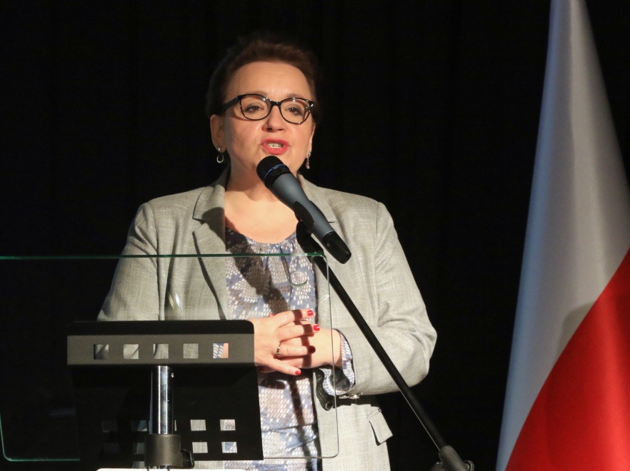 ... Pojawiła się tam w szarej garsonce, do której dobrała jasnoniebieską bluzkę we wzór przypominający nieco modne ostatnio motywy zwierzęce. Niestety, print był mało efektowny, a zestaw wyjątkowo źle się komponował...