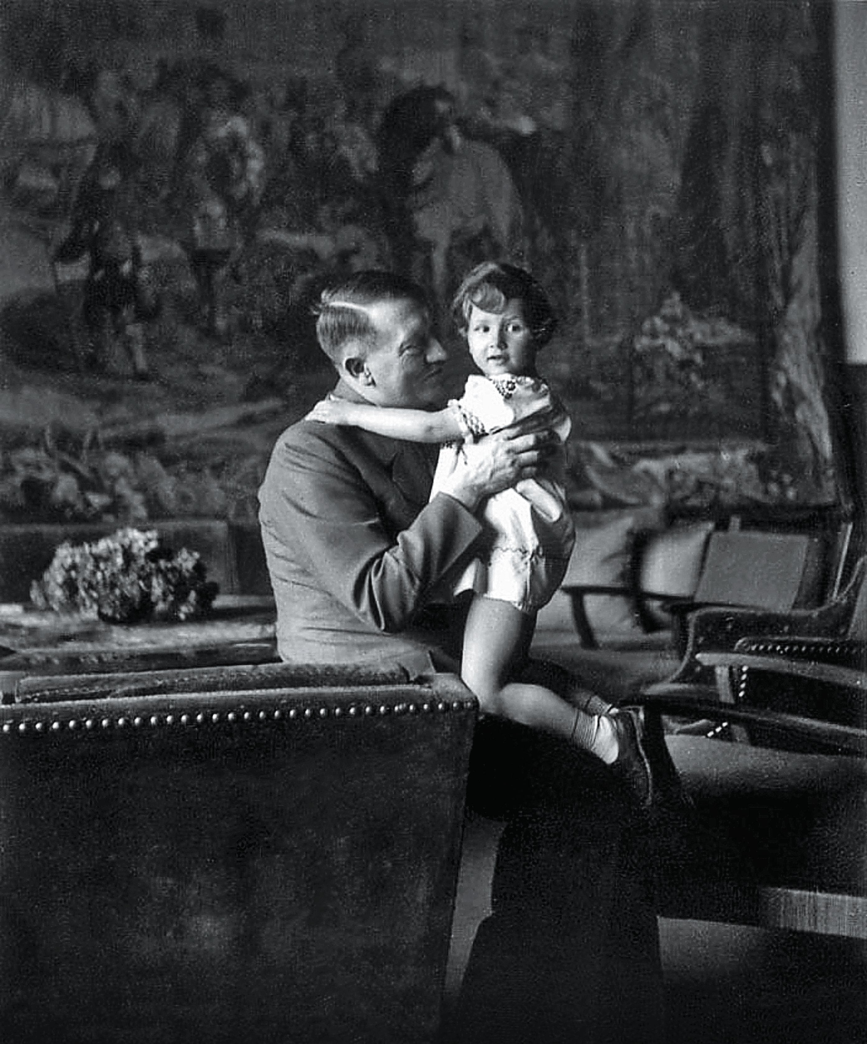 Adolf Hitler z Ursulą (Uschi) Schneider, która była córką najlepszej przyjaciółki Evy Braun, Herty Schneider, Berghof, 1942 r.