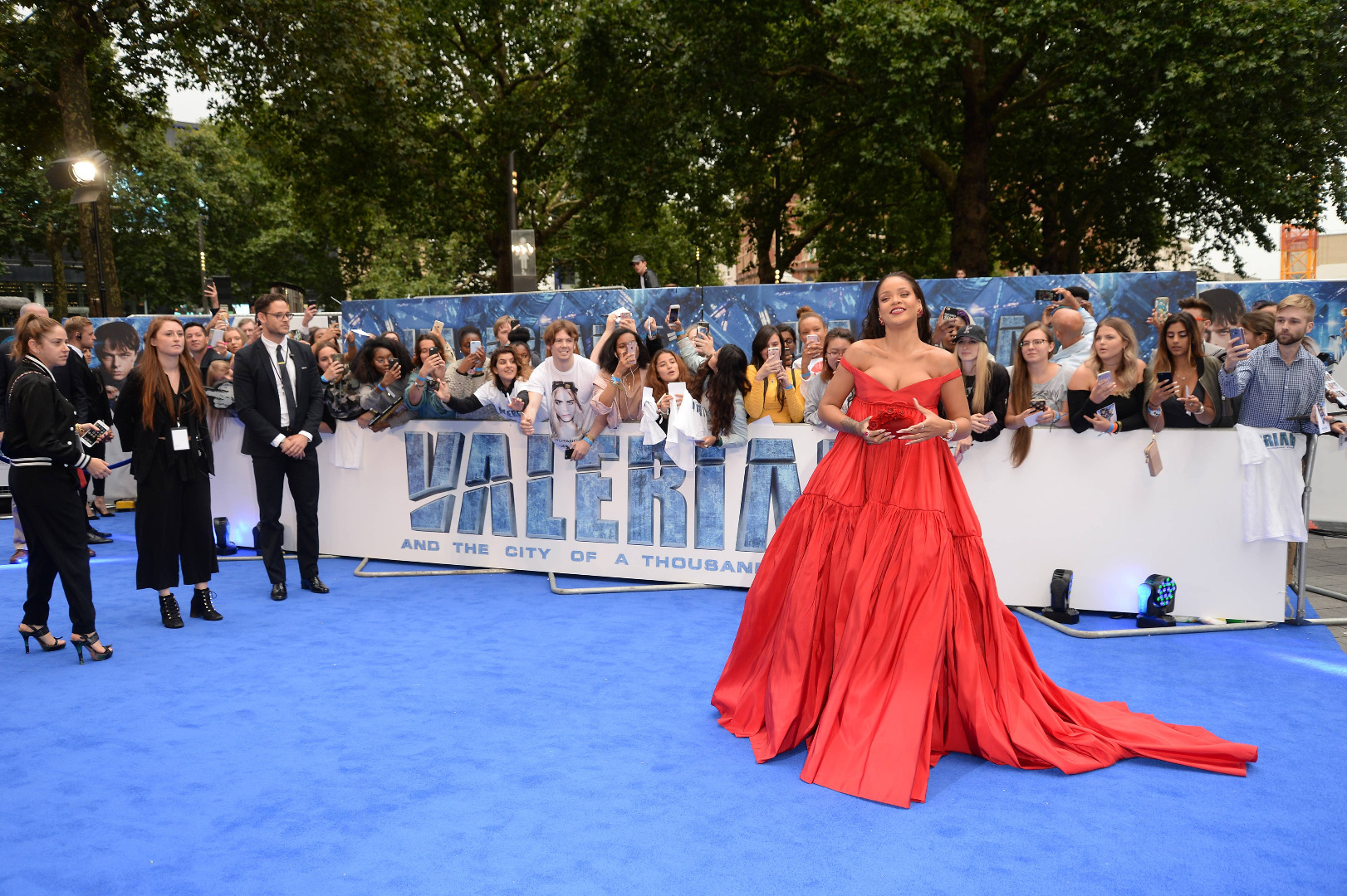 Światowe media plotkarskie zastanawiają się, czy kreacja miała ukryć ciążowe krągłości, czy też Rihanna po prostu ostatnio przytyła.