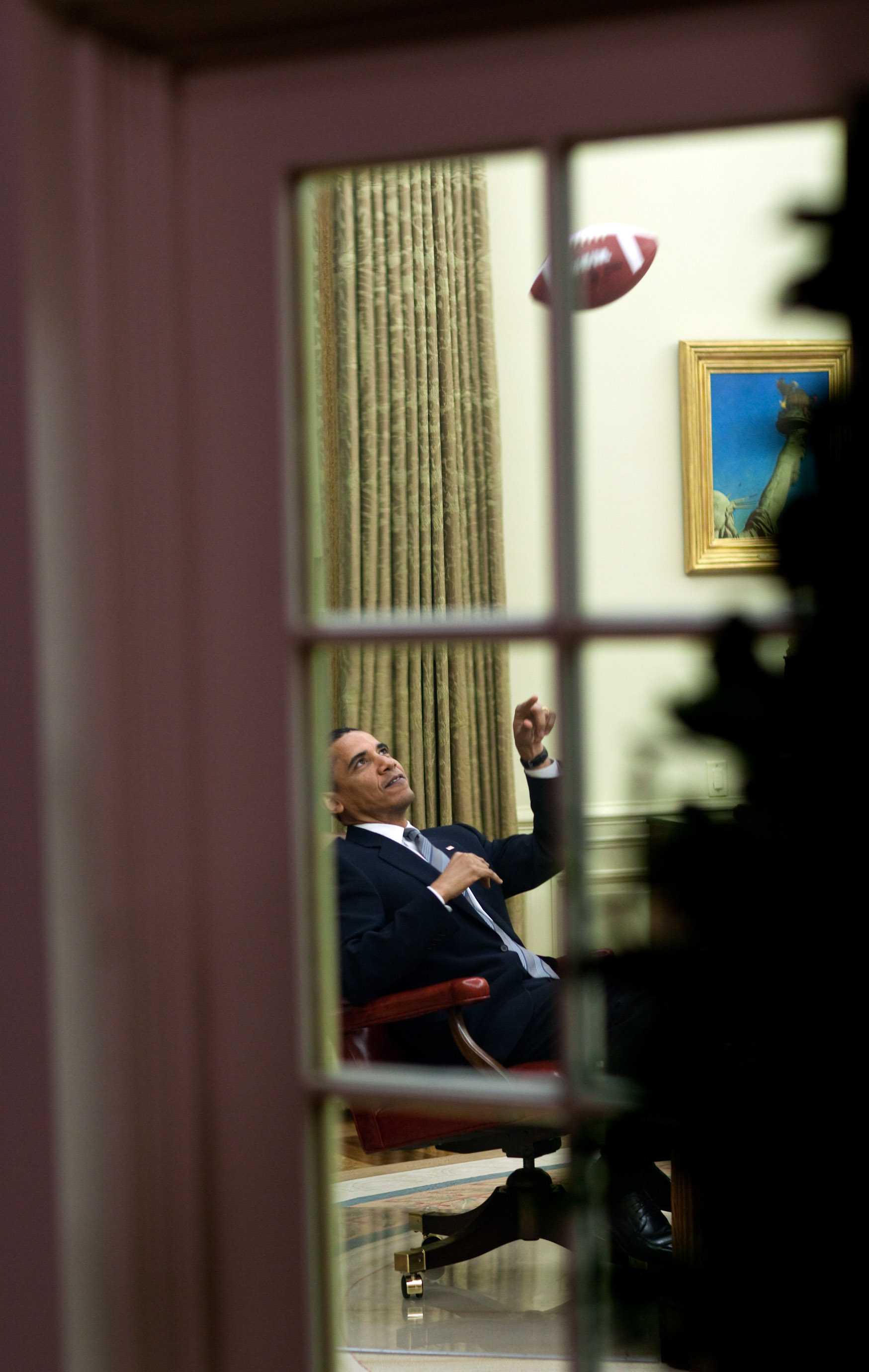 23 kwietnia 2009 roku. Obama relaksuje się przed oficjalnym spotkaniem, rzucając piłką futbolową z jednym ze swoich współpracowników