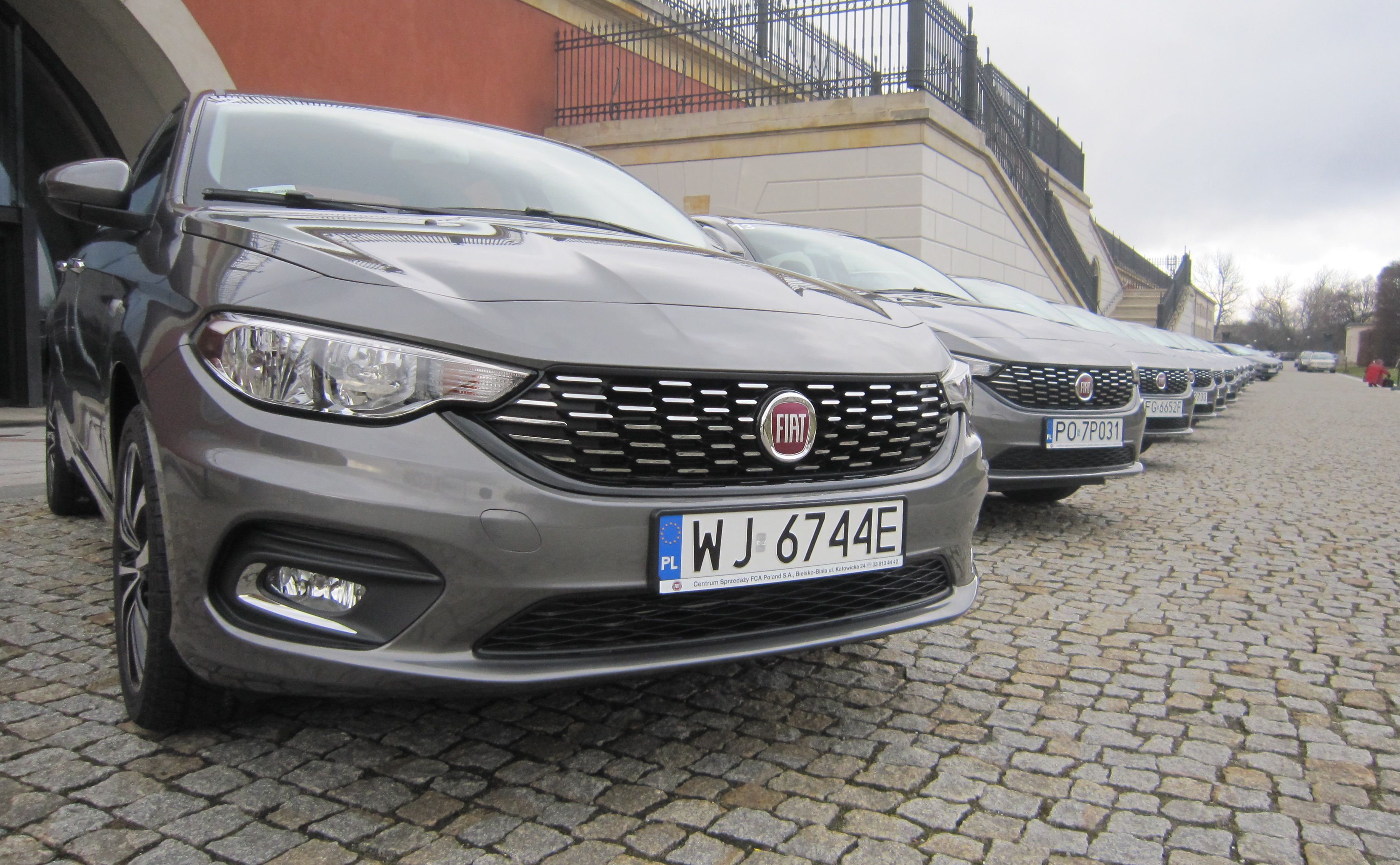 Turbodiesle - 1.3/95 KM i 1.6/120 KM. Słabsza jednostka współpracuje z ręczną 5-biegową przekładnią i w cyklu mieszanym powinna zużywać 4,1 l oleju napędowego na 100 km (przyspieszenie od 0 do 100 km/h - 11,7 s; prędkość maksymalna - 180 km/h). Mocniejszy silnik jest łączony z sześciobiegową skrzynią manualną. W tym przypadku Fiat obiecuje spalanie w cyklu mieszanym na poziomie 4,2 l/100 km. Ten wariant to najszybszy model w gamie - przyspieszenie od 0 do 100 km/h trwa 9,7 s, a prędkość maksymalna wynosi 199 km/h.