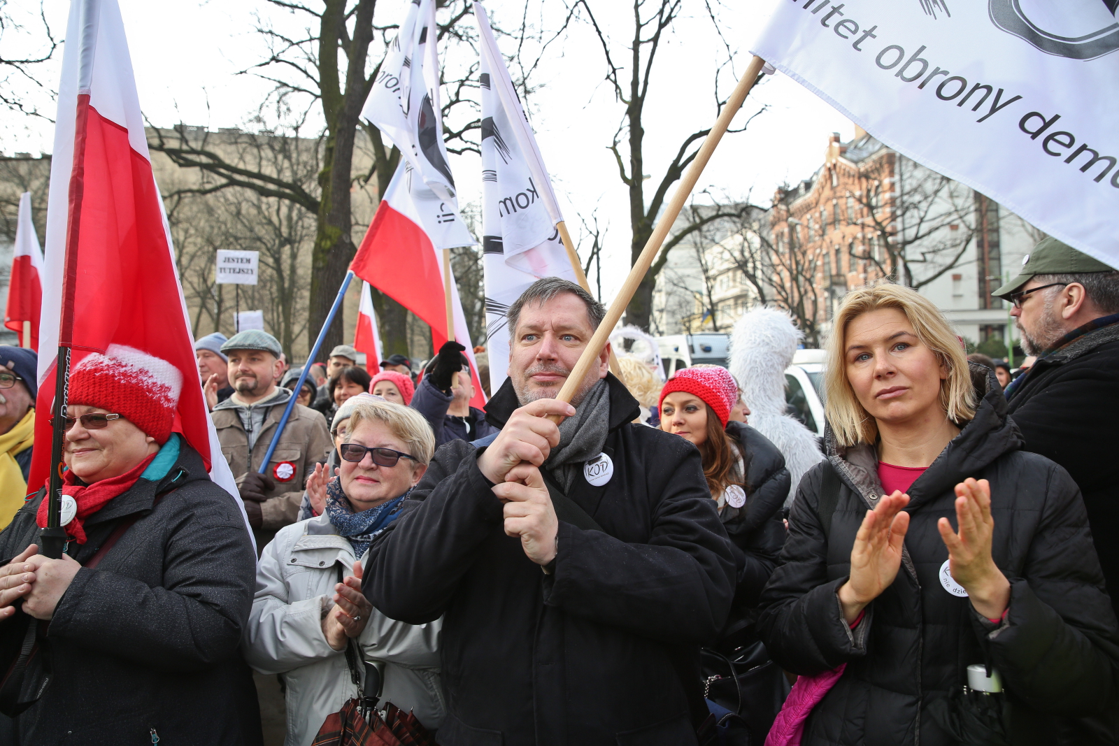 Demonstracja KOD przed budynkiem Trybunału Konstytucyjnego